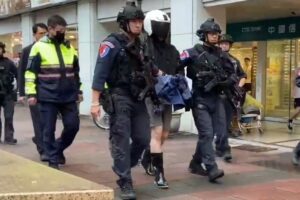 持假槍 假手榴彈挾持保全搶銀行 大安警優勢警力速抵現場 成功壓制逮捕 43 五 4