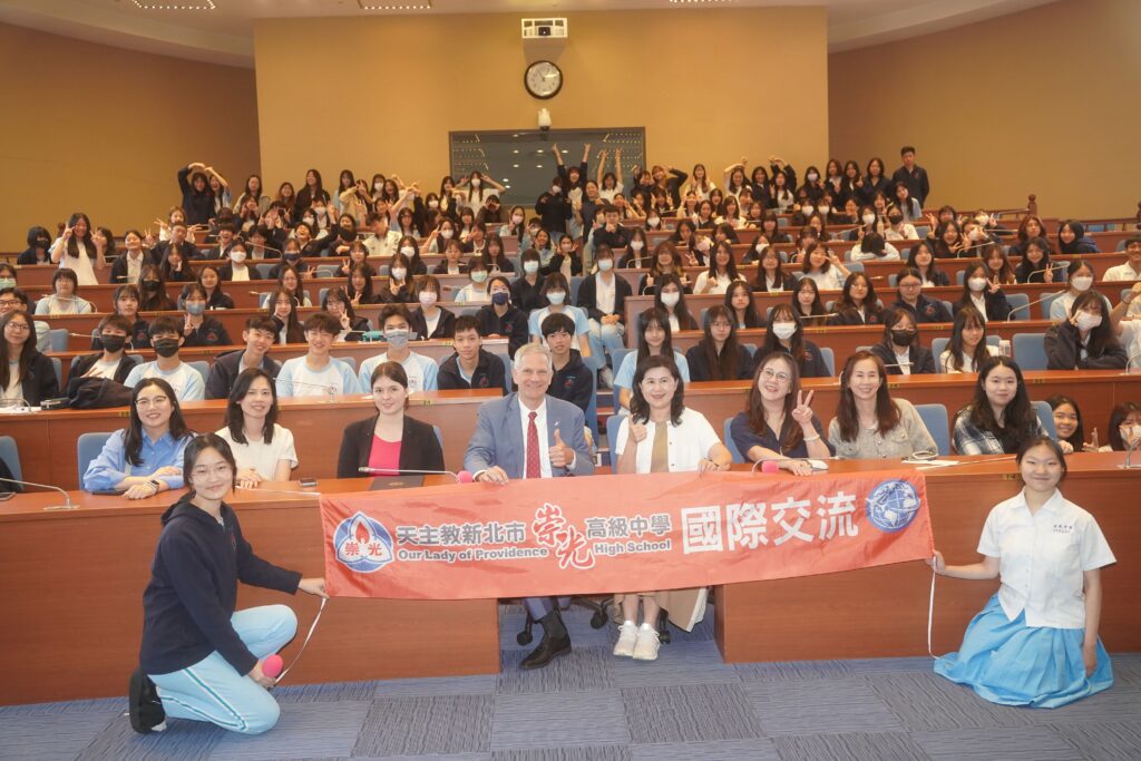 聚焦台德能源韌性與民主價值 新北市府推「大使開講」深化青年國際視野 32 德國在台協會處長狄嘉信與崇光高中師生合影