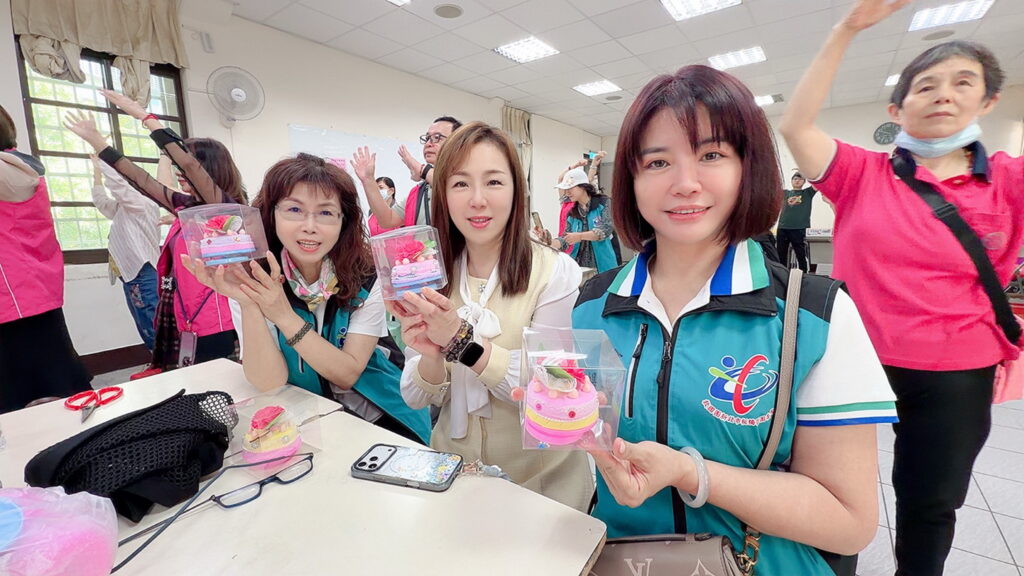 救國團新北團委會結合關懷婦幼協會手作康乃馨音樂母親鈴贈弱勢家庭 16 S 87040002 0