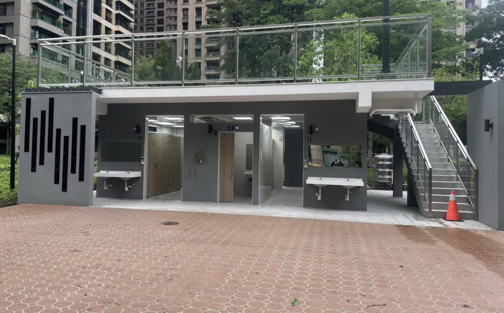 新北公廁評鑑五月啟動 邀民眾化身「公廁神評手」可抽AirPods及郵政禮券 51 民眾的每一次評分能提供管理單位掌握現況、即時改善的關鍵指標,助於打造更優質、舒