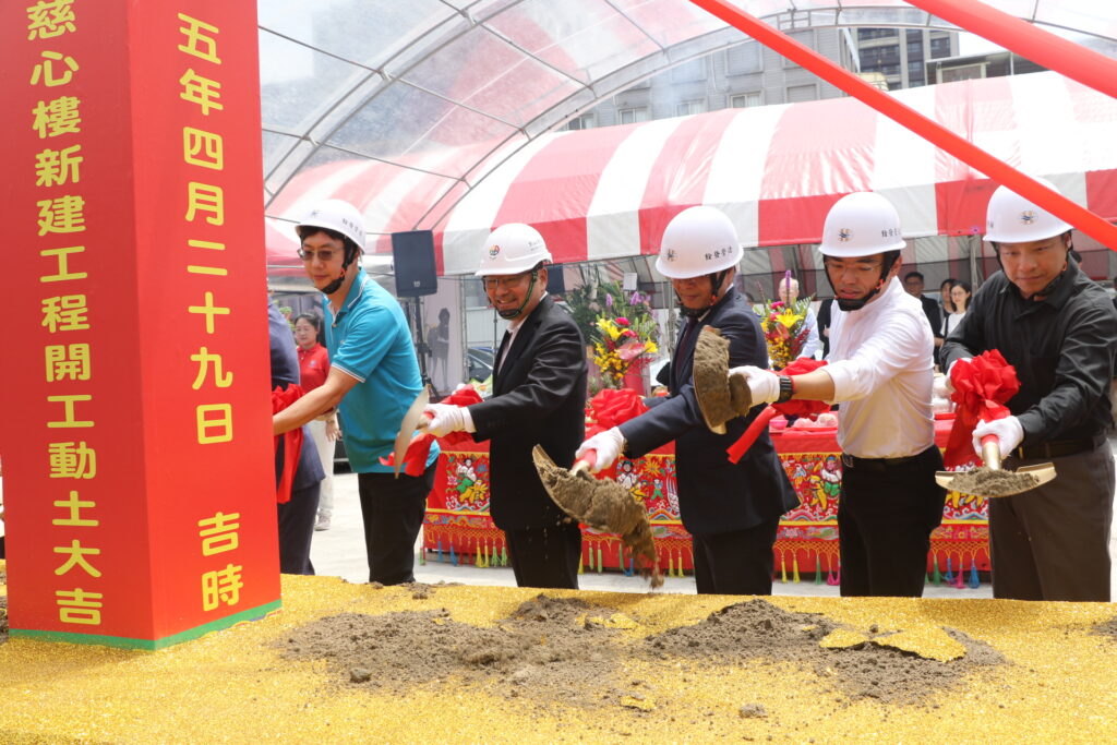 台灣盲人重建院慈心樓動工 結合導盲犬為視障者生活重建 21 侯友宜市長為台灣盲人重建院慈心樓動工鏟土,左1為惠光導盲犬學校暨台灣盲人重建院董