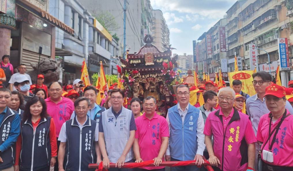 劉和然副市長走訪土城三元宮、新莊保元宮建醮開鑼 祈求神明庇佑市民安康 34 新北市副市長劉和然今為土城三元宮媽祖大轎扶轎起駕,正式為一年一度的遶境祈福盛會拉開序幕