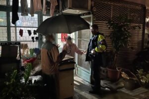 老翁深夜大雨迷失街頭 士林暖警即時照護送返家 18 MEITU 20260503 090936393