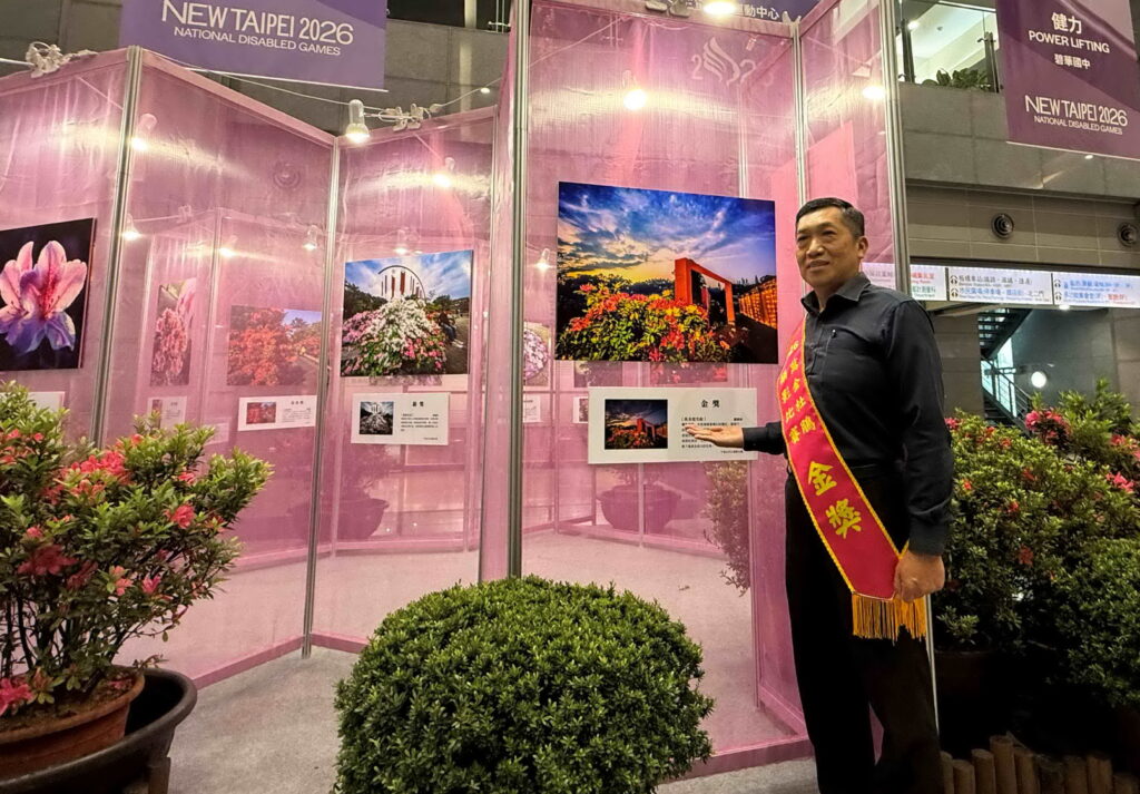 萬金杜鵑攝影展市府大廳並規劃七座杜鵑花藝主題展 副市長劉和然頒獎力挺在地美學 23 本屆攝影比賽金獎由鄭明坤以作品《萬金霞光綻》奪得,其完美捕捉了暮色霞光下,杜鵑花海與花漾框架的詩意美感,色彩對比鮮明而和諧,展現高度創作力與美學掌控。