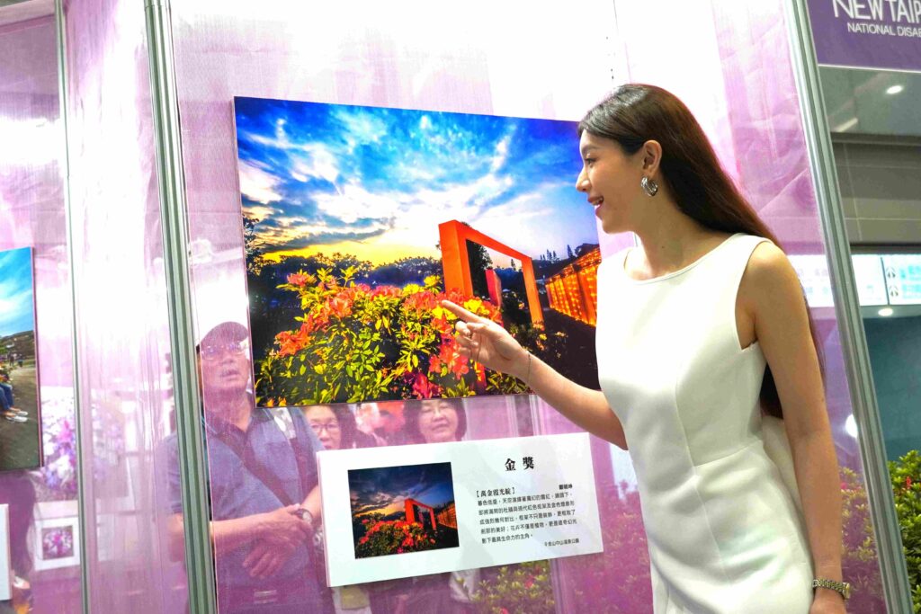 萬金杜鵑攝影展市府大廳並規劃七座杜鵑花藝主題展 副市長劉和然頒獎力挺在地美學 24 萬金杜鵑攝影展將持續至5月13日,期間現場每日限量提供30份「杜鵑祈願卡」供民眾彩繪祈願,參與臉書指定貼文互動就有機會抽到「萬金杜鵑品牌萬年曆」及「花精靈植栽袋」。 1