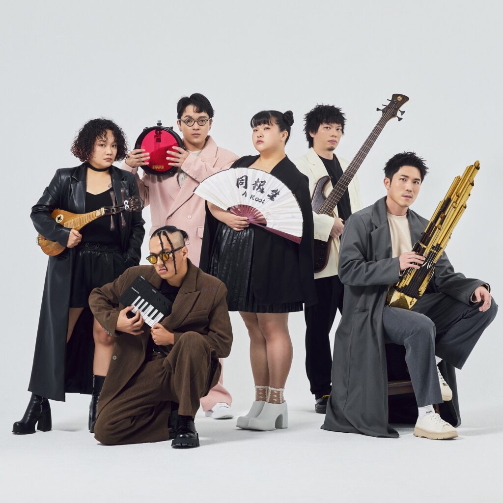 新北多元文化節「世界民藝俱樂部」5/9、5/10熱鬧登場 多組表演團隊魅力演出 8 「節奏舞台 Folk Rhythm Stage」邀請金獎奇幻融合樂團 A Root 同根生,敲響多元民藝音韻。