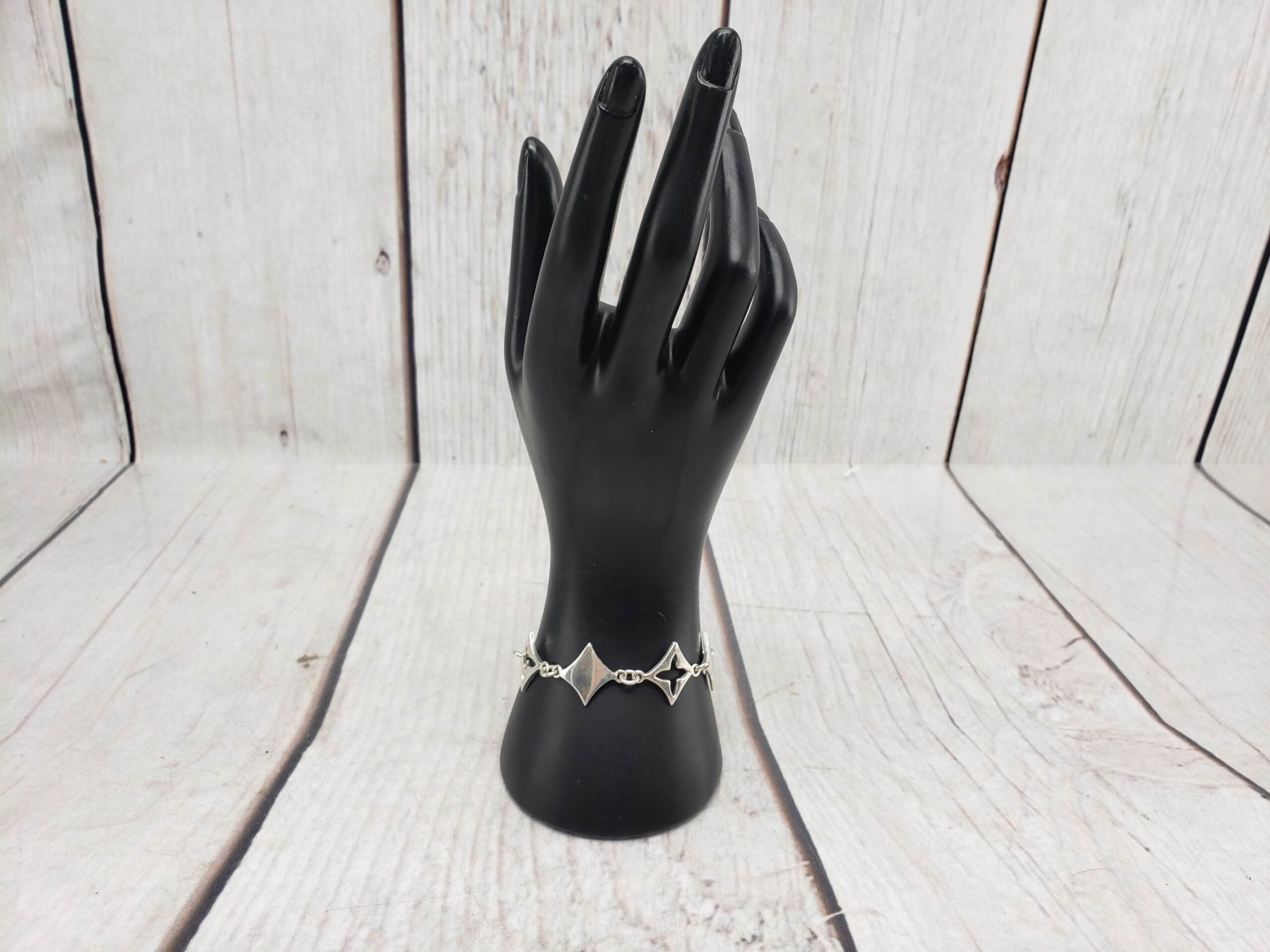Bracelet SS Women 7″ Chain, Unique Hollow Cross Alternating Pattern