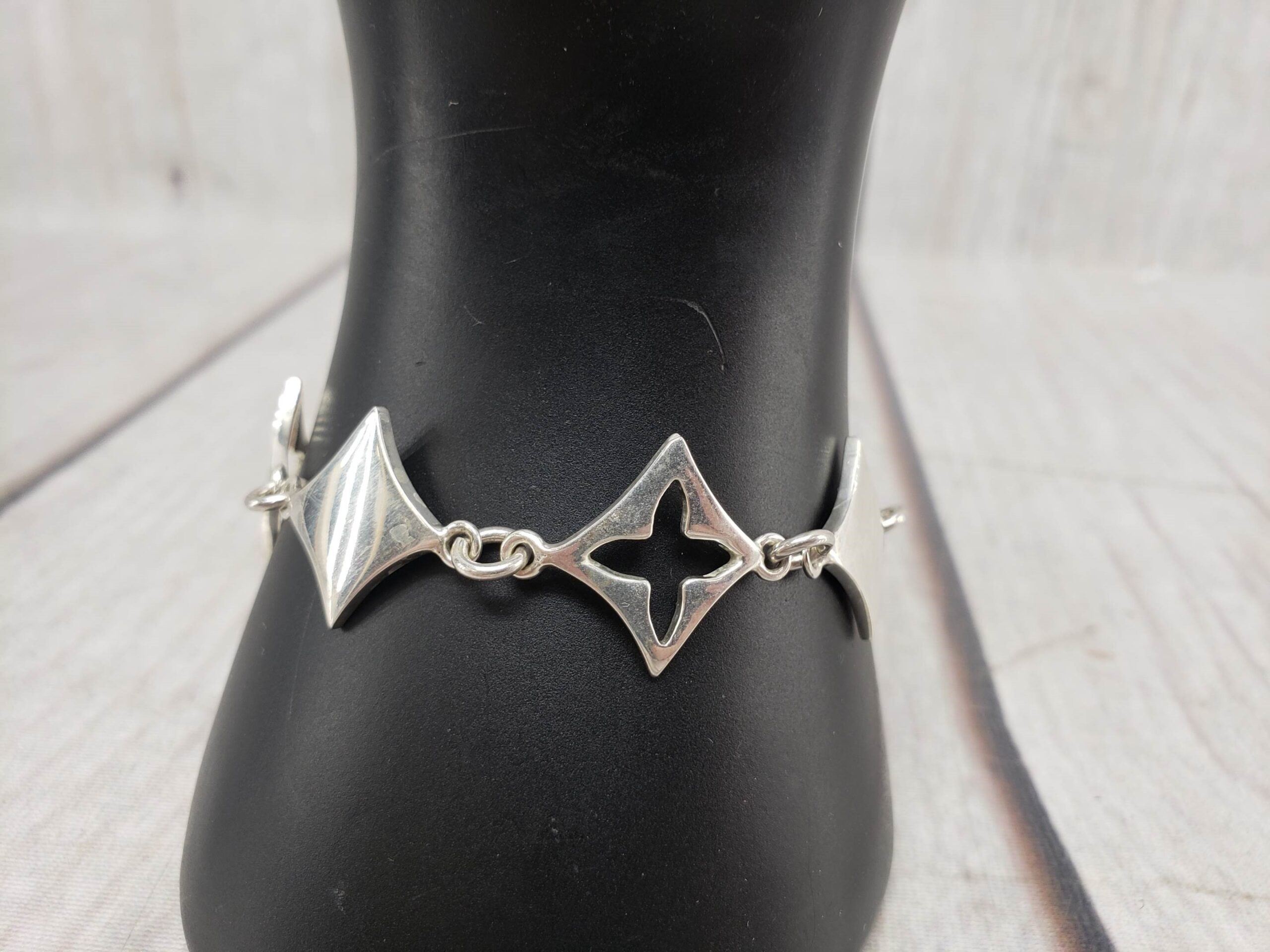 Bracelet SS Women 7″ Chain, Unique Hollow Cross Alternating Pattern