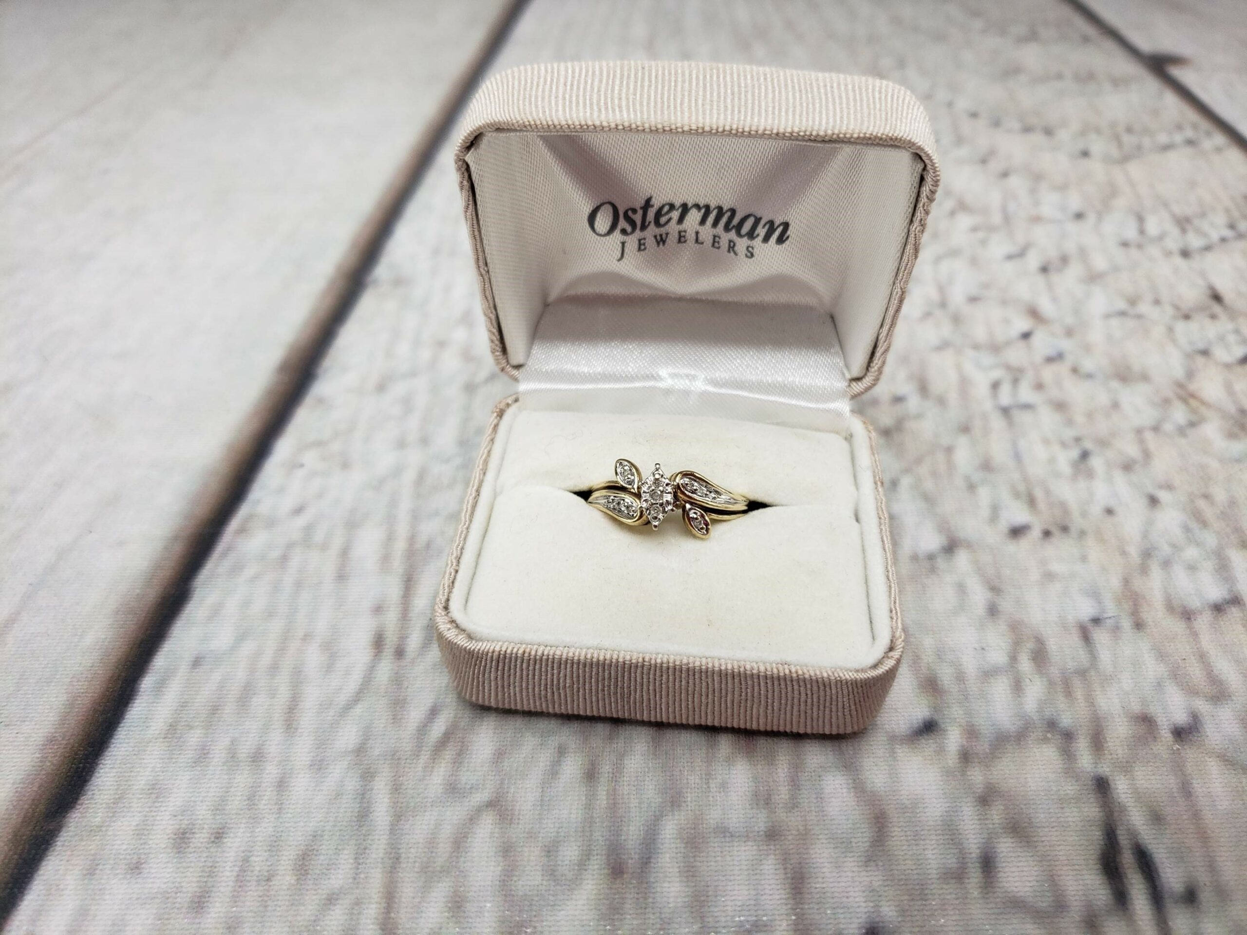 Ring YG Women Sz 7 2.2 DWT 10k Yellow Gold, Several Round Cut Diamonds