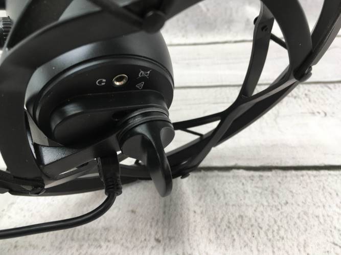 Blue Yeti Microphone (Blackout) Bundle