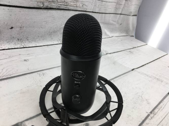 Blue Yeti Microphone (Blackout) Bundle