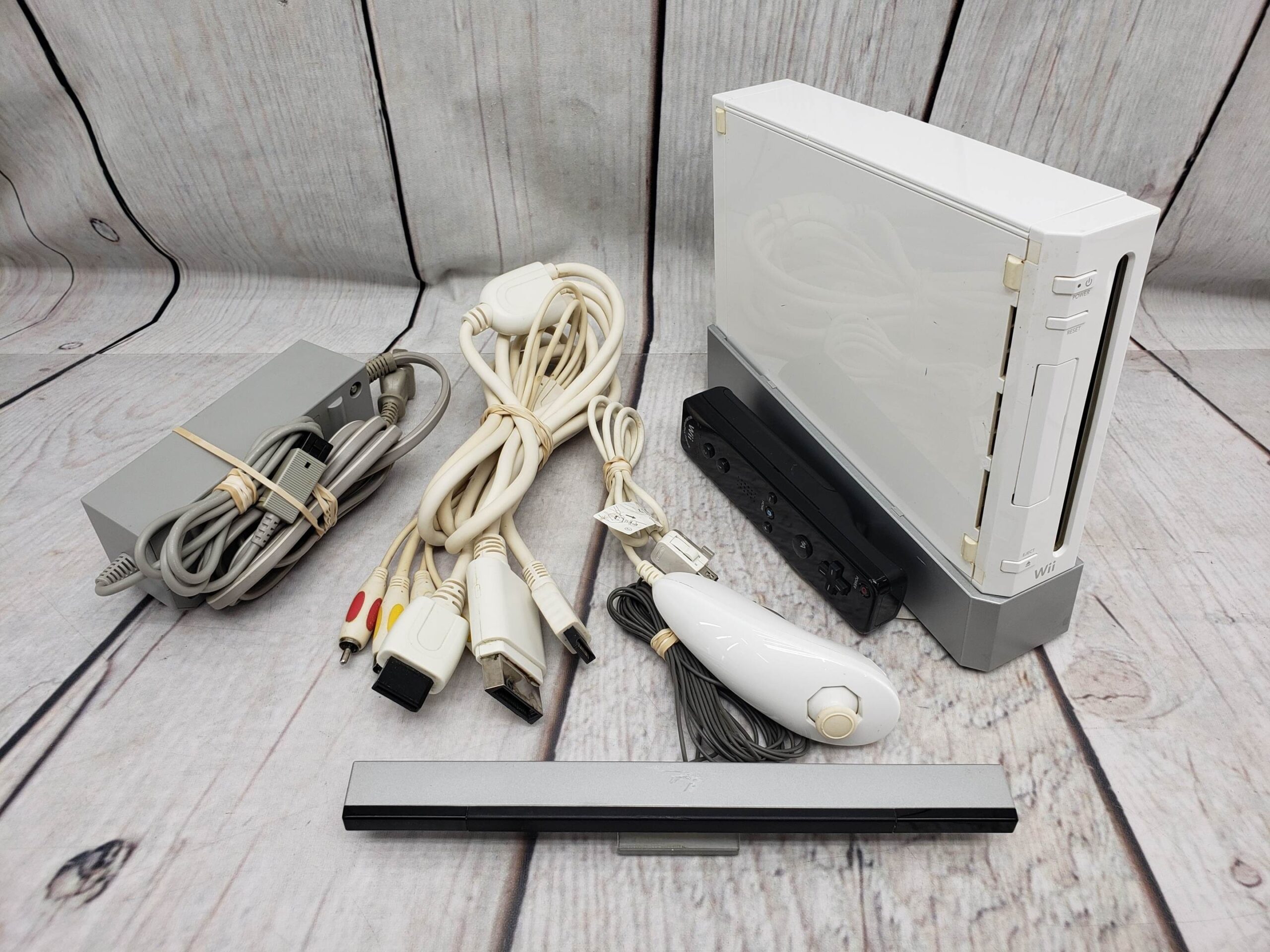 Nintendo Wii Gamecube compatible w/ Wiimote, nunchuk, cords, good condition