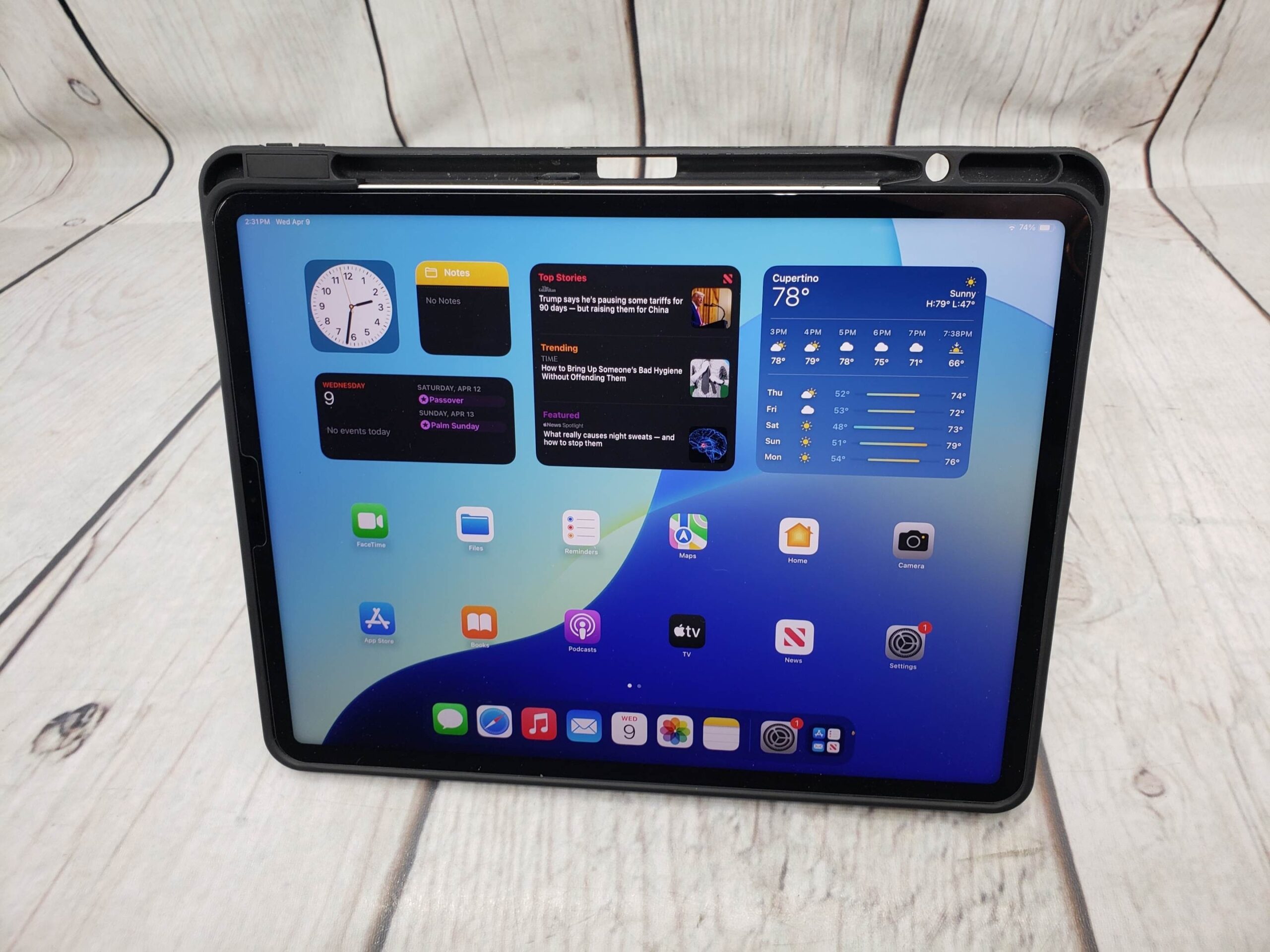 Apple iPad Pro, 12.9″ Touchscreen, 6th Generation, 256GB Storage