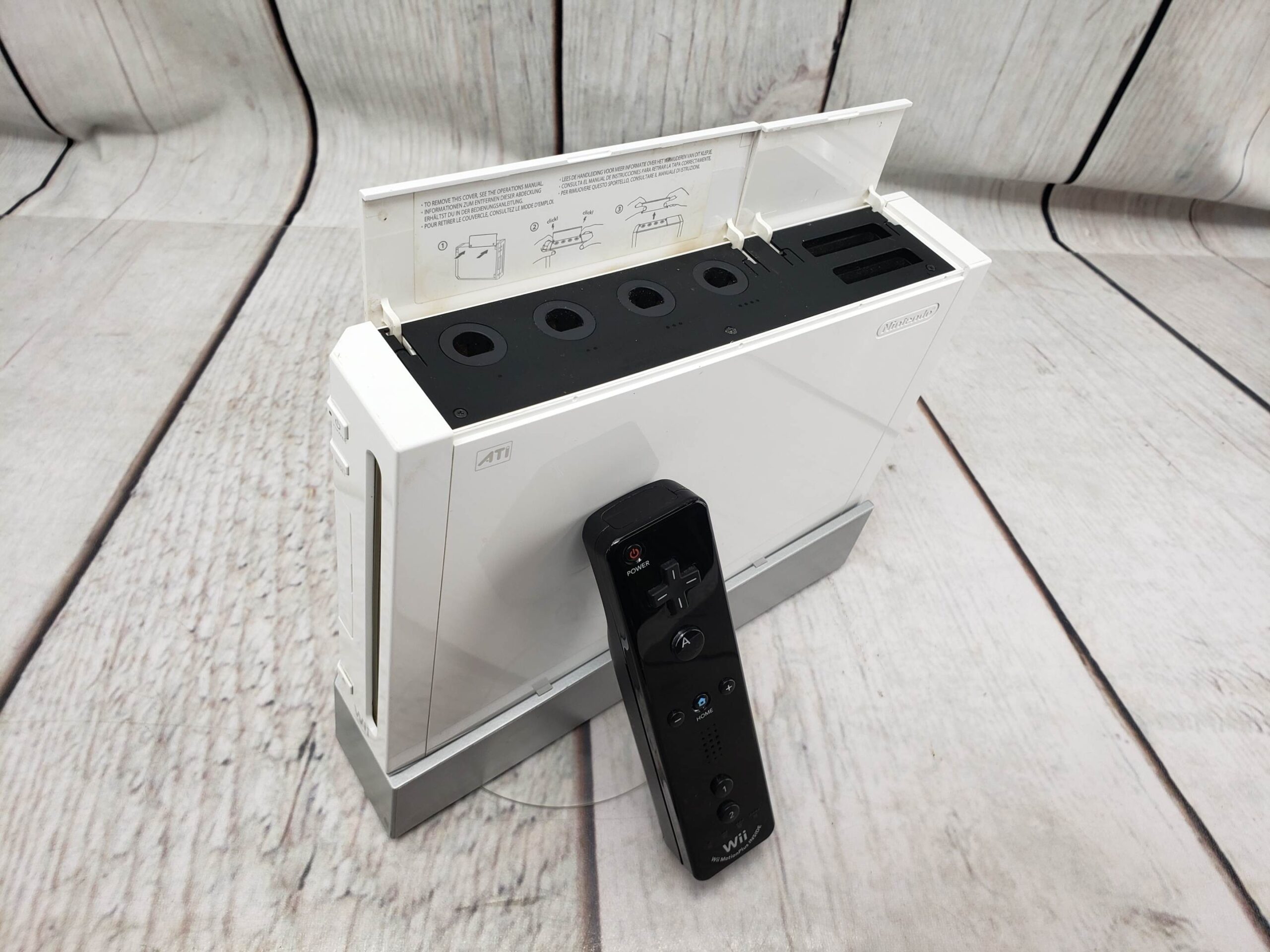 Nintendo Wii Gamecube compatible w/ Wiimote, nunchuk, cords, good condition