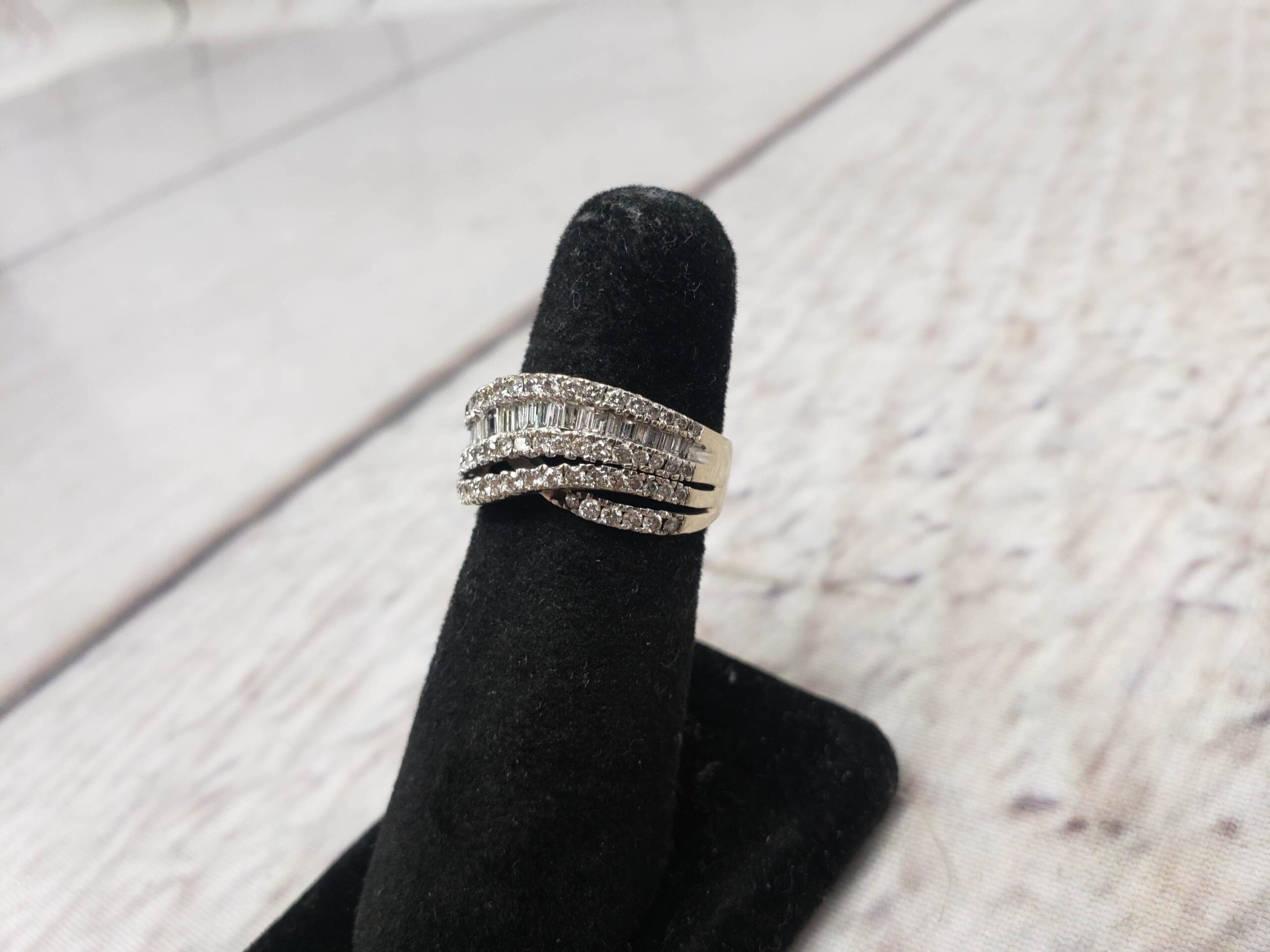 Ring WG Women Sz 6 4.40DWT 14k White Gold, Round and Baguette Diamonds