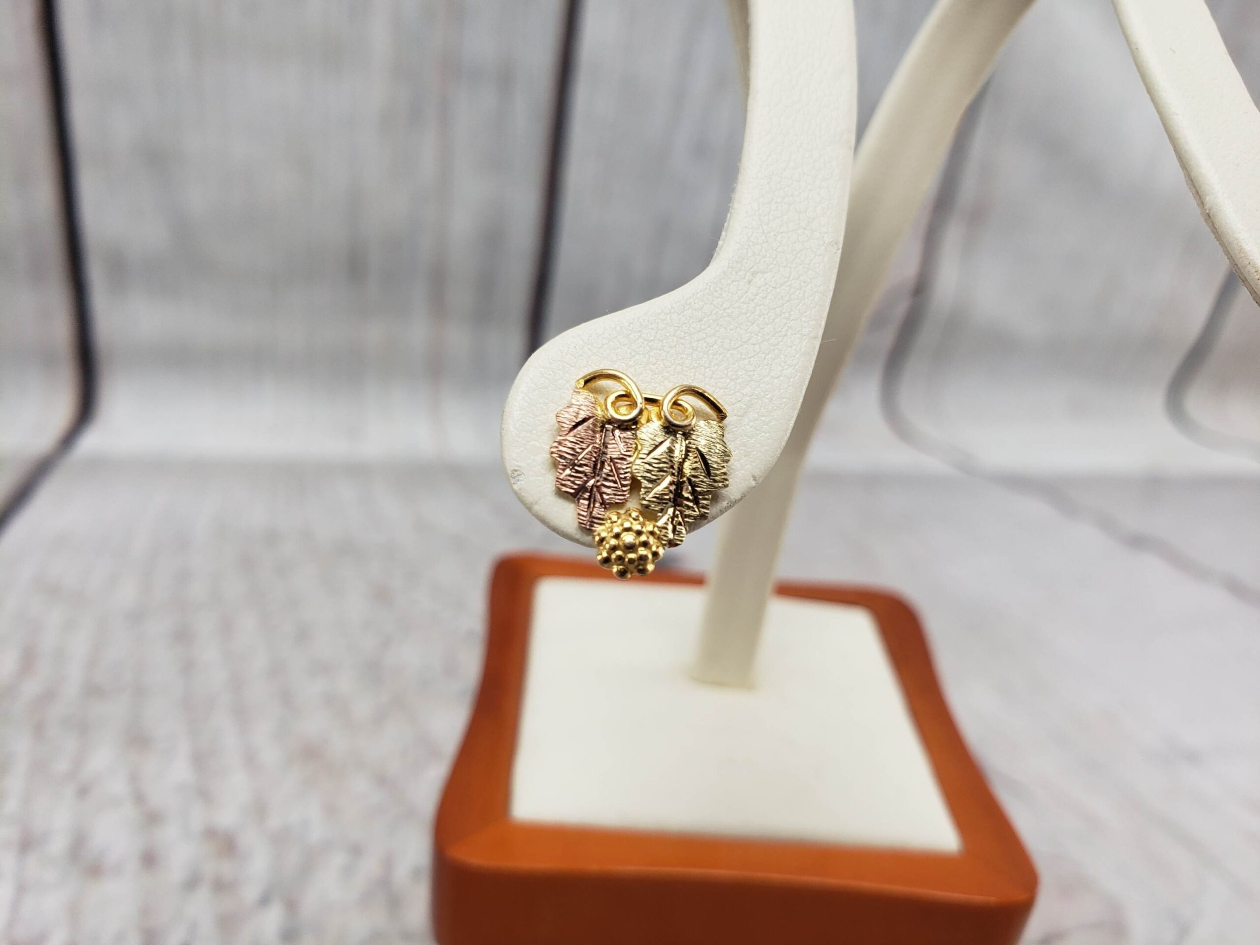 Earrings BHG Women Stud 0.82DWT 10k Black Hills Gold Leaf Earrings