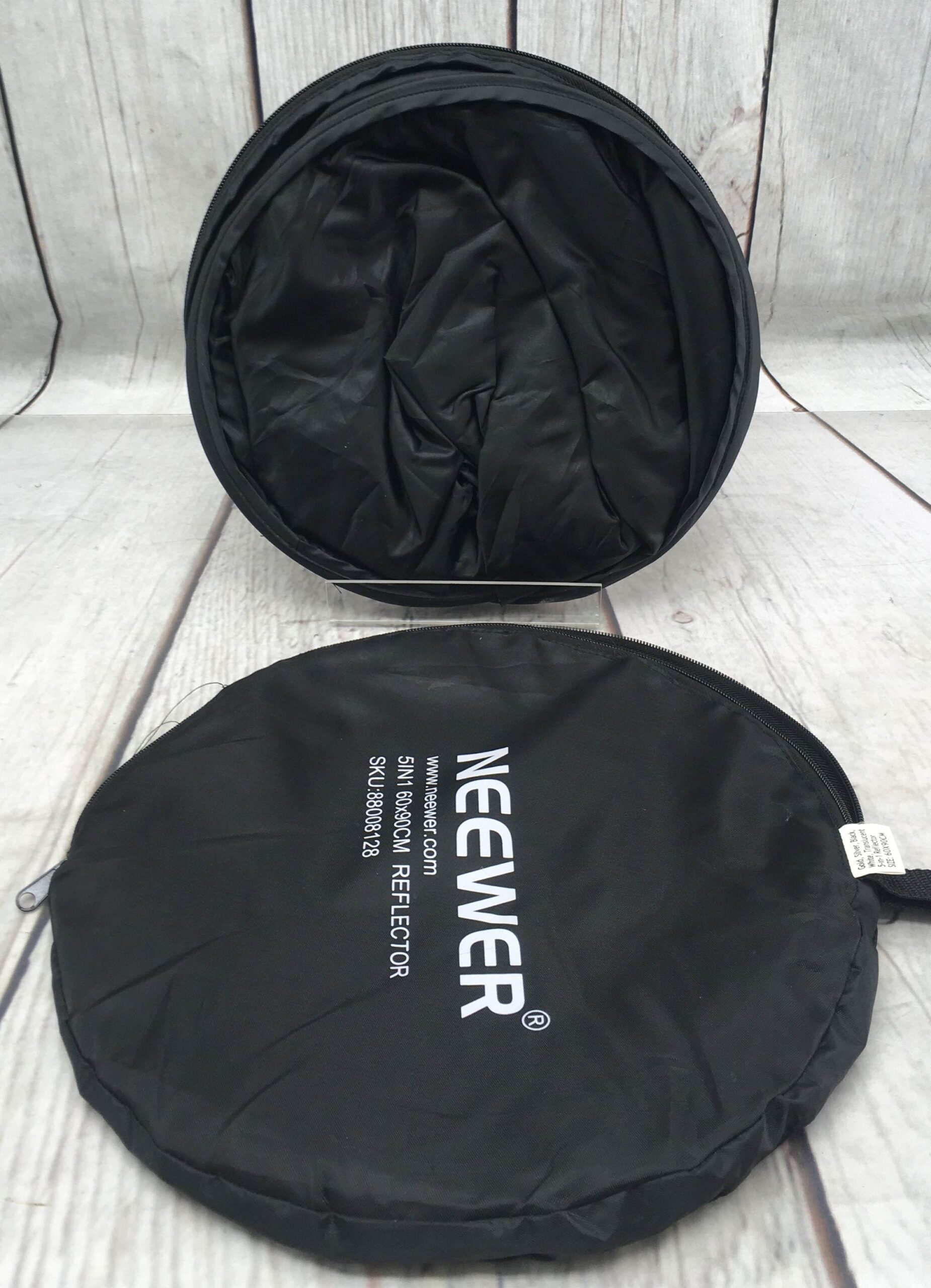 NEEWER 60x90cm Folding Oval Studio Light Reflector with Carrying Bag
