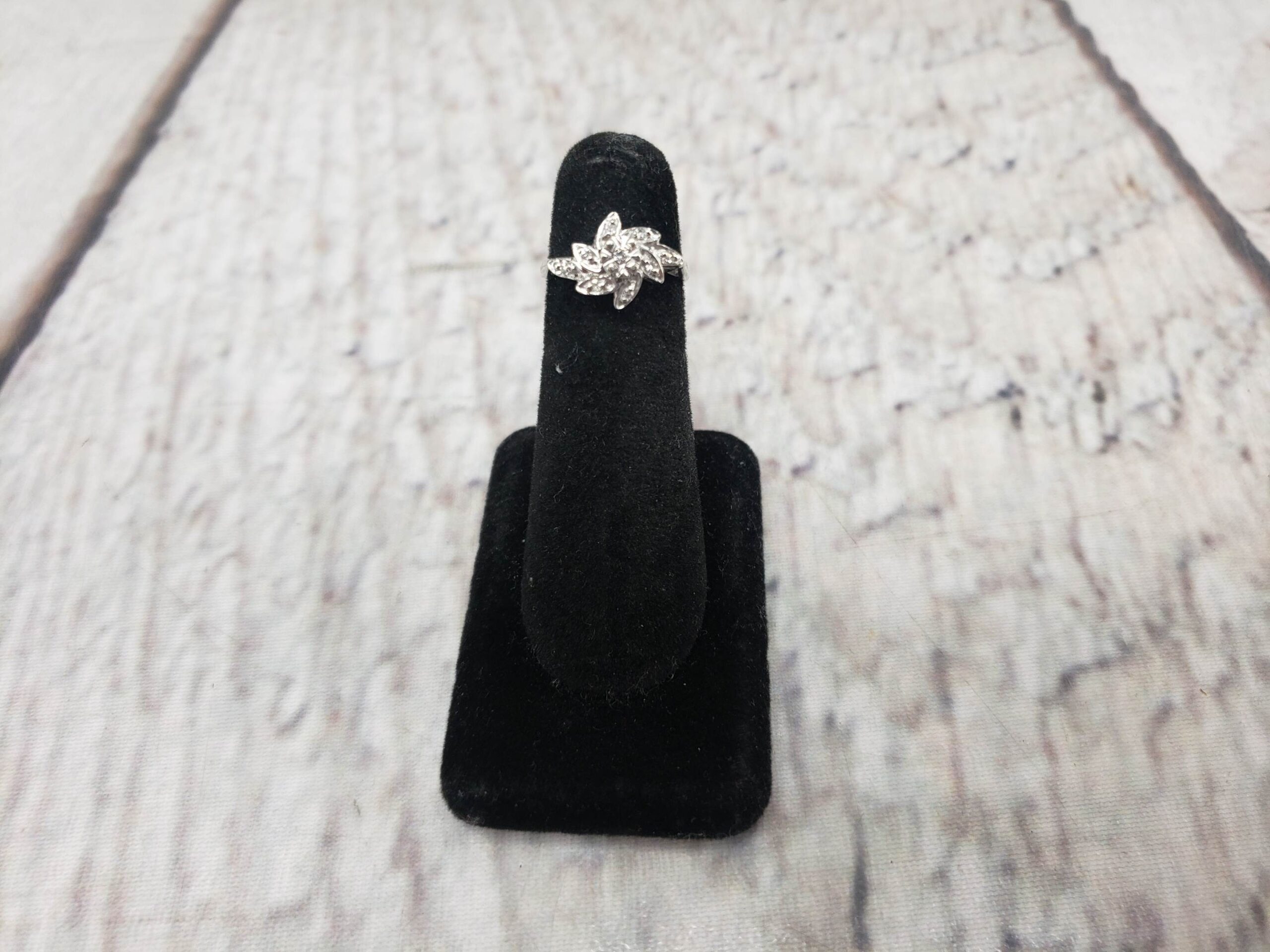 Ring WG Women Sz 5 2.0DWT 14k White Gold, Round Cut Diamonds in Flower Setting