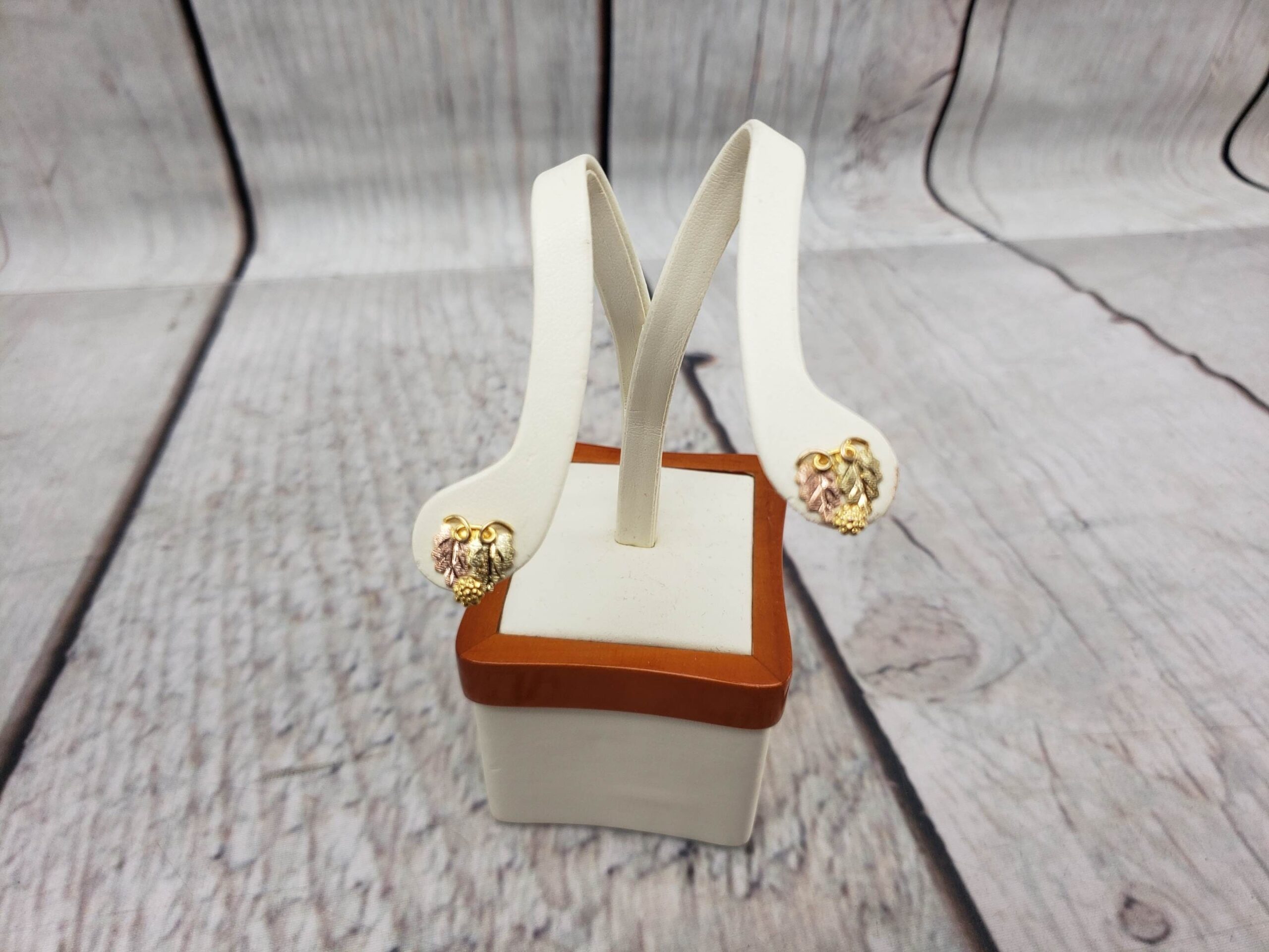 Earrings BHG Women Stud 0.82DWT 10k Black Hills Gold Leaf Earrings