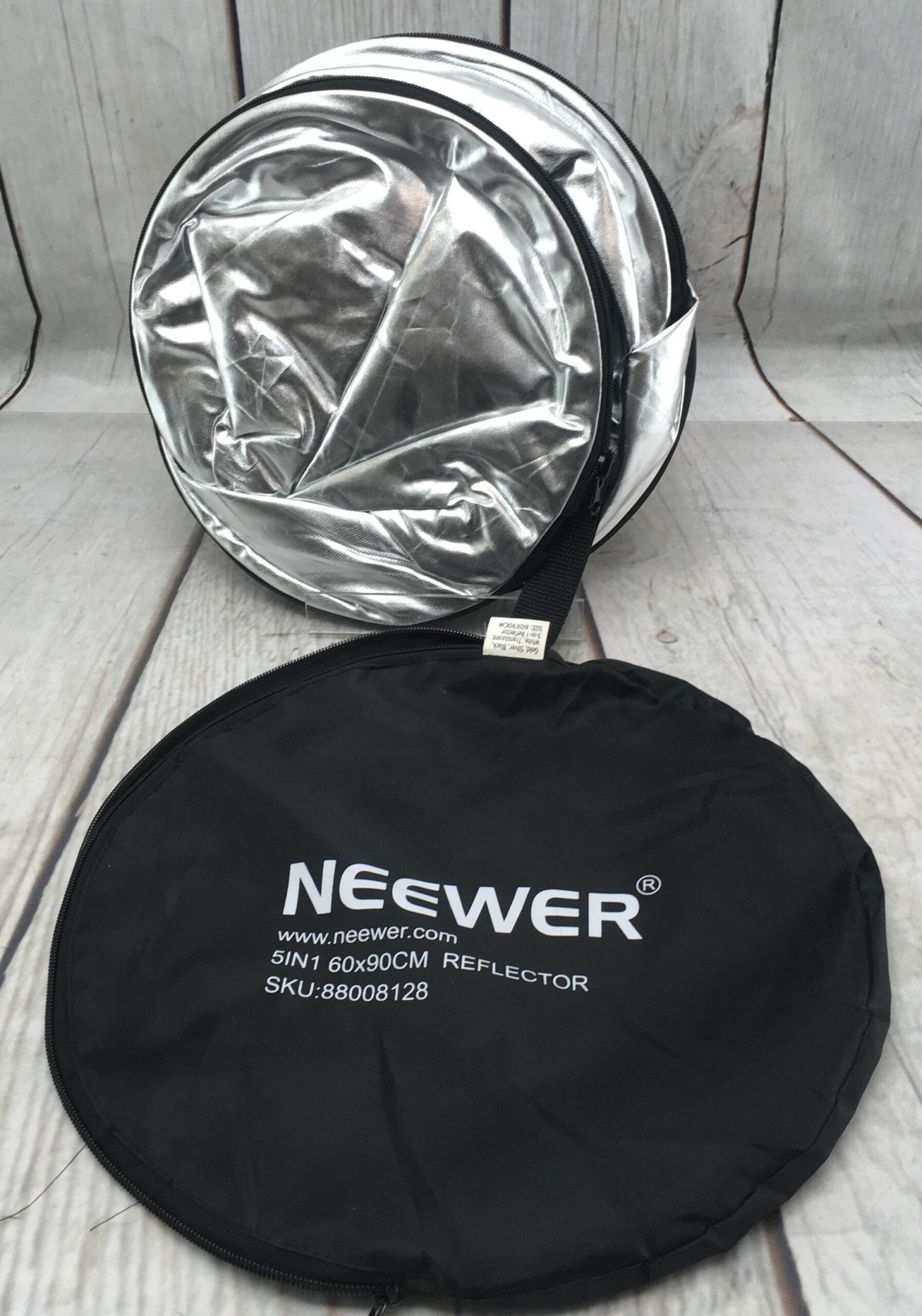 NEEWER 60x90cm Folding Oval Studio Light Reflector with Carrying Bag