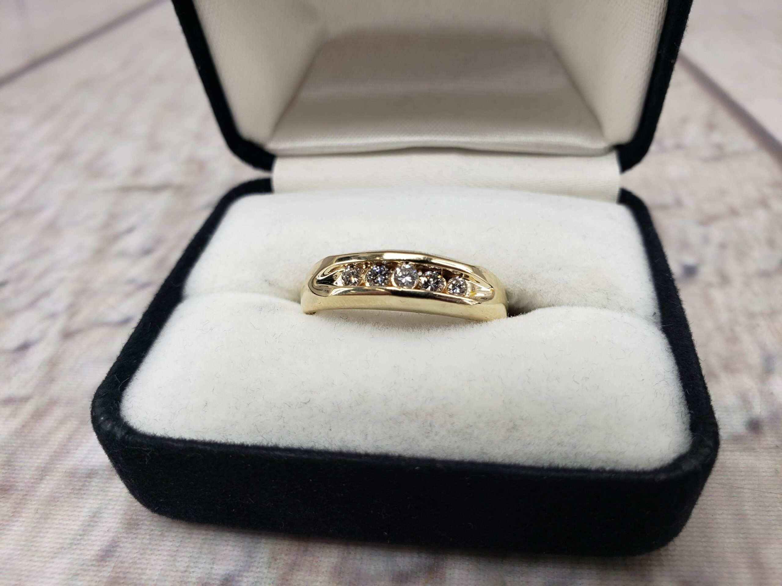 Ring YG Mens Sz 10 4.50DWT 14k Yellow Gold with 5x Round Cut Diamonds