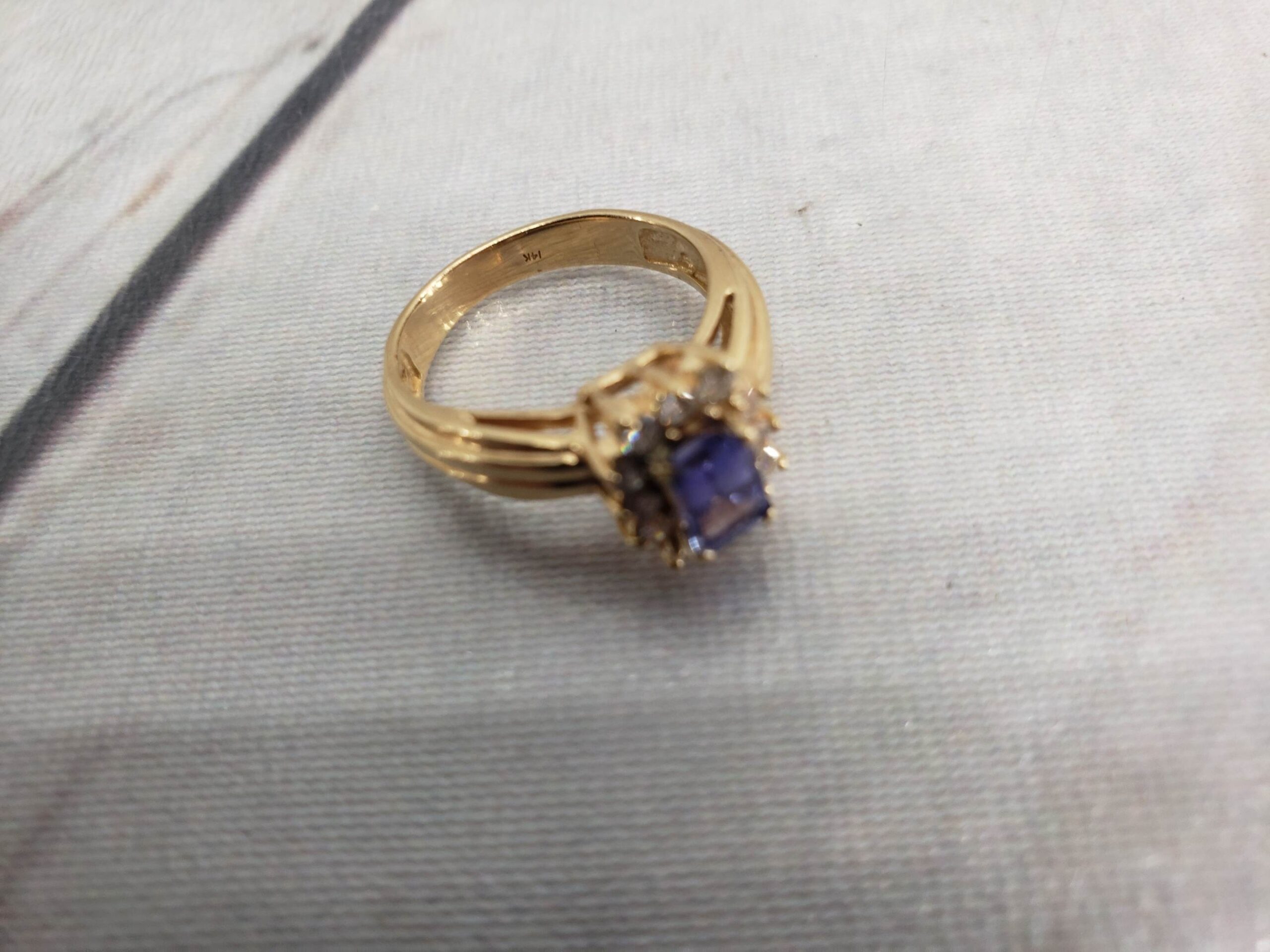 Ring YG Women Sz 6.5 3.07DWT 14k Yellow Gold, Emerald Cut Purple Stone