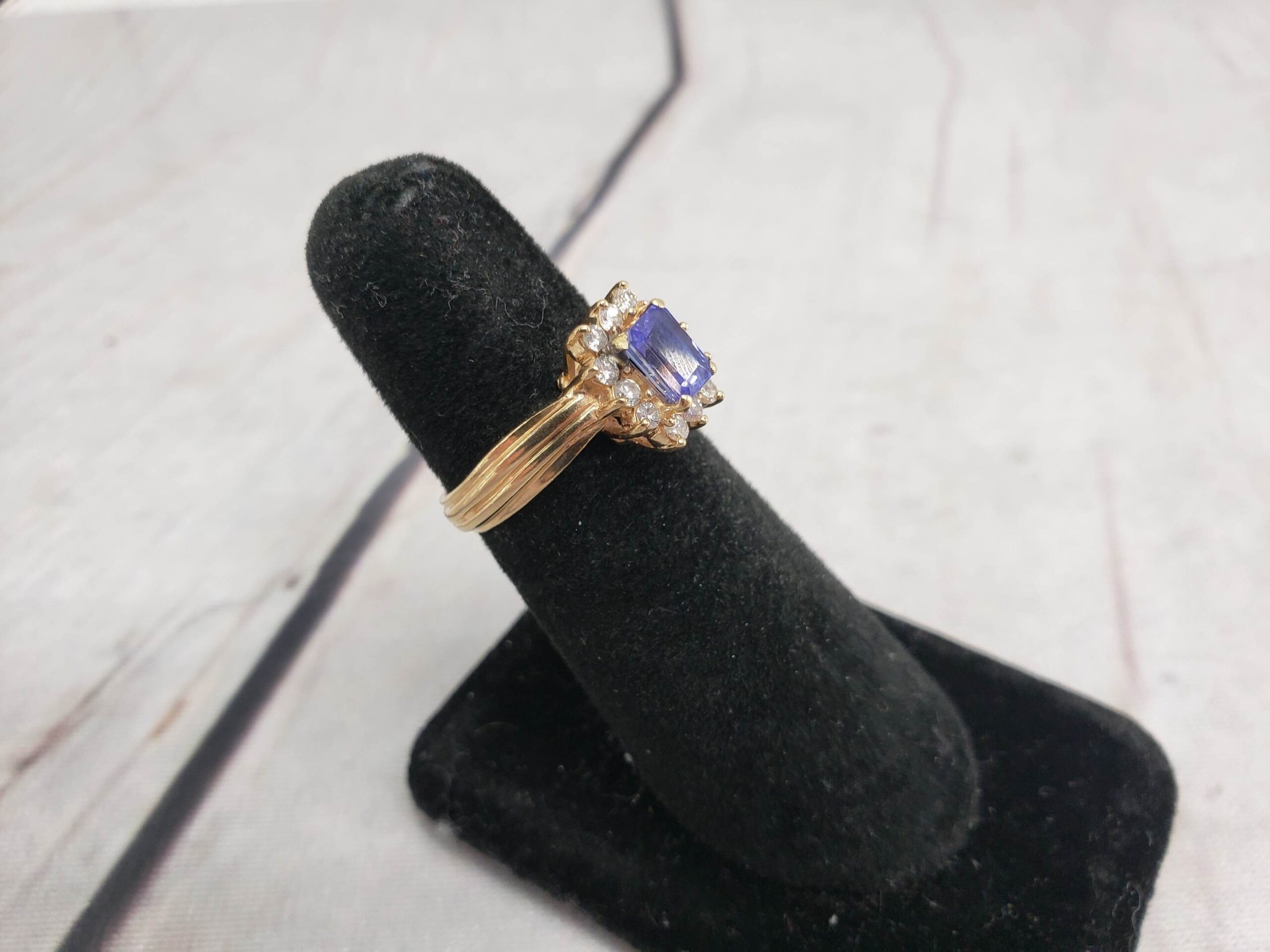 Ring YG Women Sz 6.5 3.07DWT 14k Yellow Gold, Emerald Cut Purple Stone