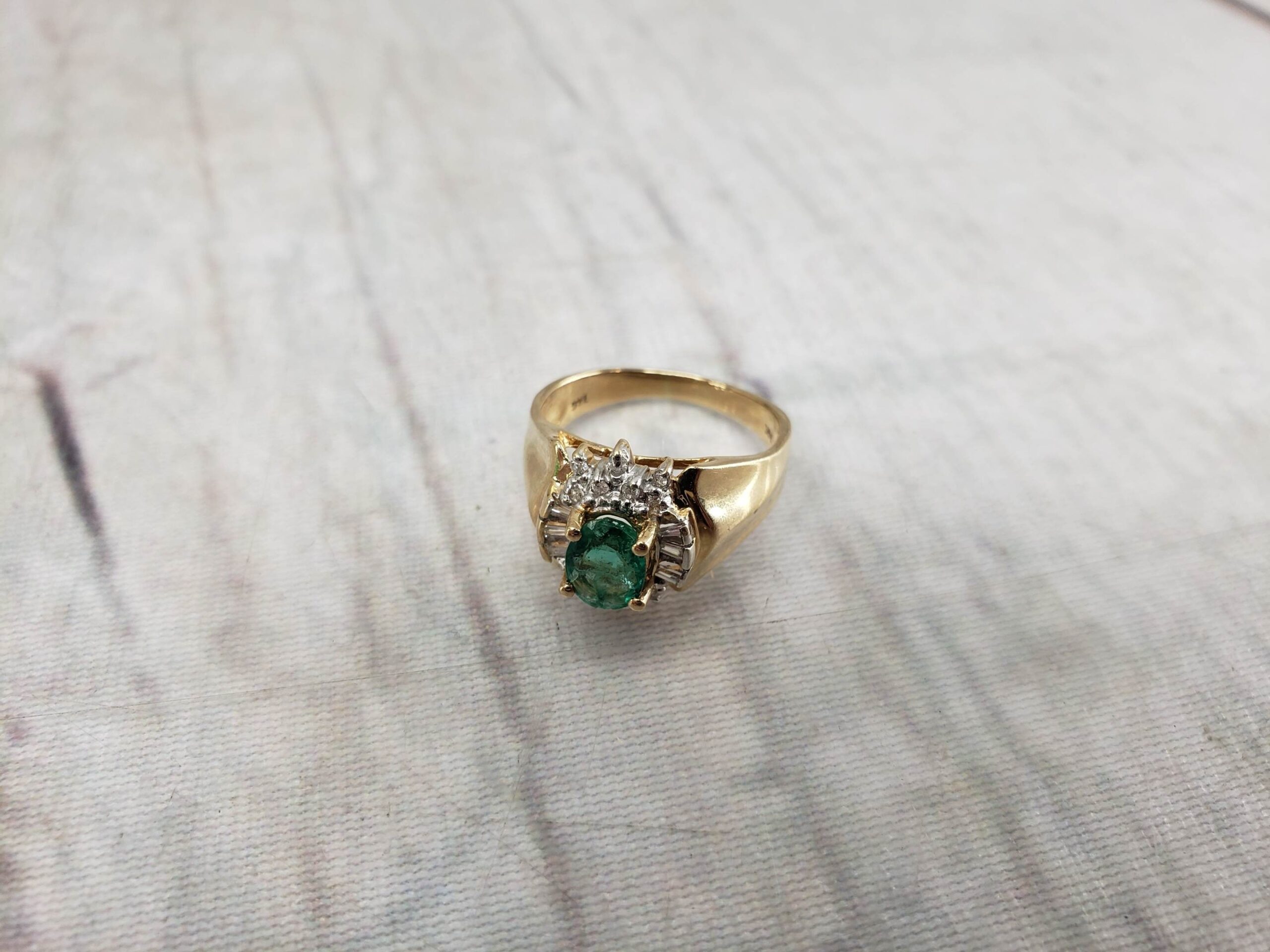 Ring YG Unisex Sz 6.5 2.80DWT 14k Yellow Gold, Oval Cut Emerald Clustered with Diamond Chips and Baguettes