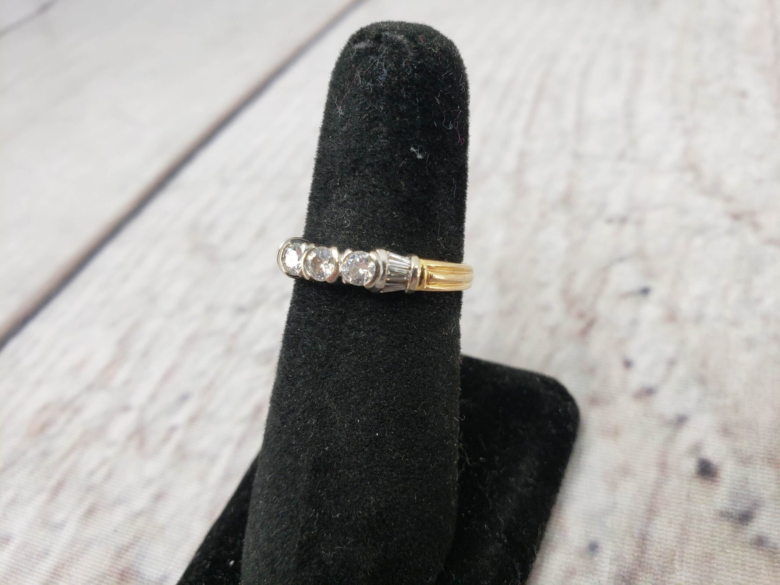 Ring YG Unisex Sz 6.5 2.42DWT 14k Yellow Gold, Band with 3x Diamonds
