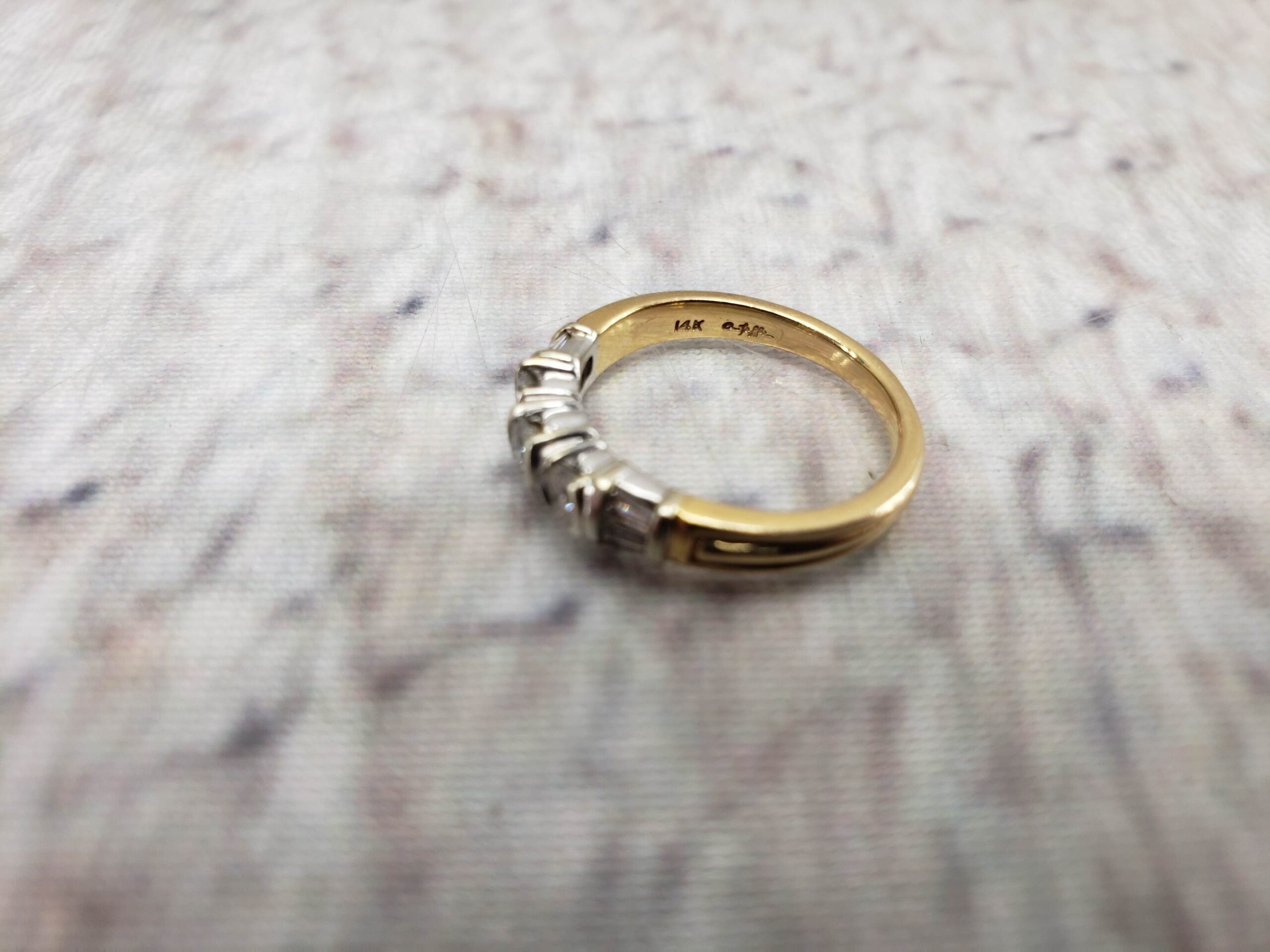 Ring YG Unisex Sz 6.5 2.42DWT 14k Yellow Gold, Band with 3x Diamonds