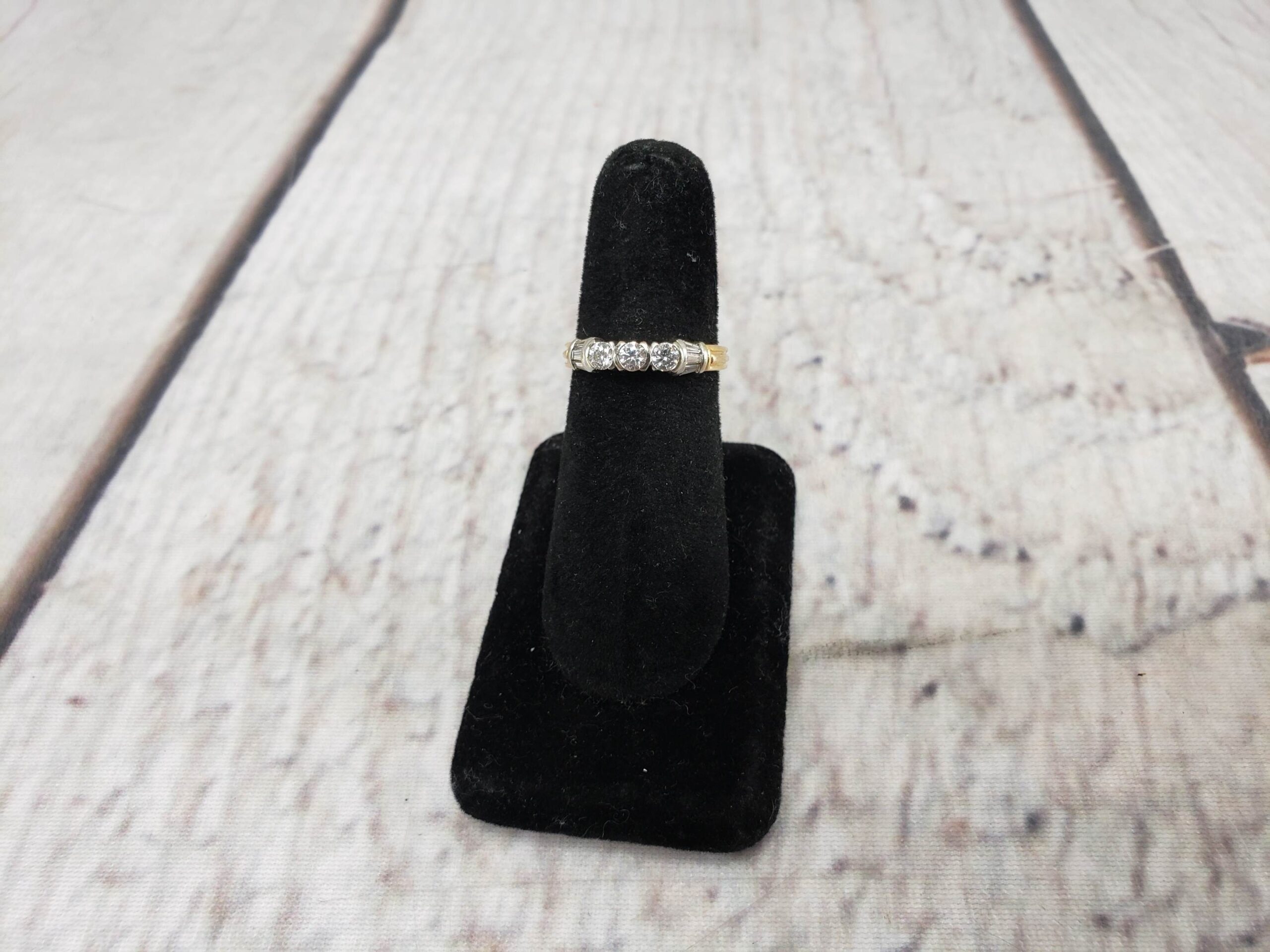 Ring YG Unisex Sz 6.5 2.42DWT 14k Yellow Gold, Band with 3x Diamonds
