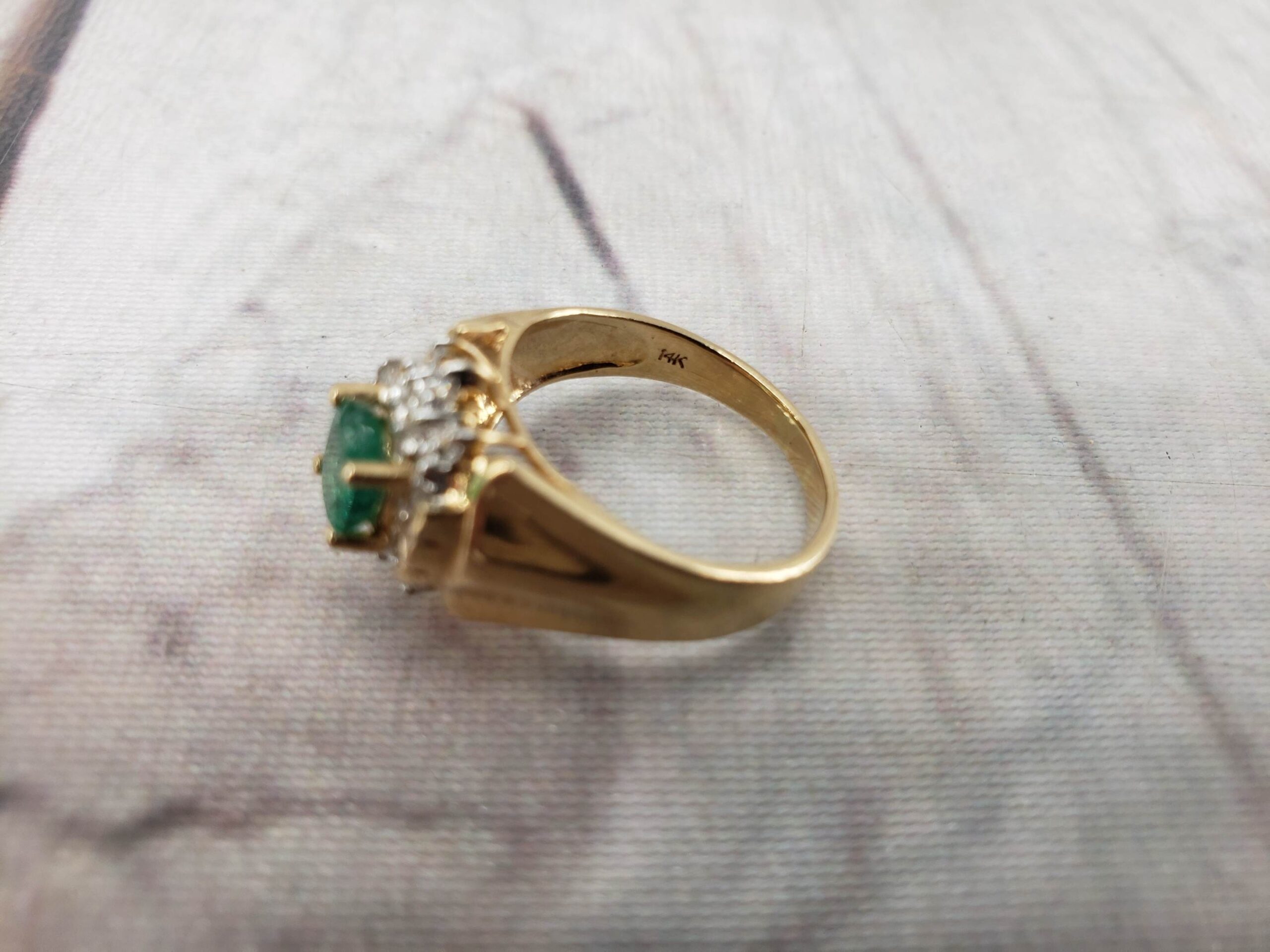 Ring YG Unisex Sz 6.5 2.80DWT 14k Yellow Gold, Oval Cut Emerald Clustered with Diamond Chips and Baguettes
