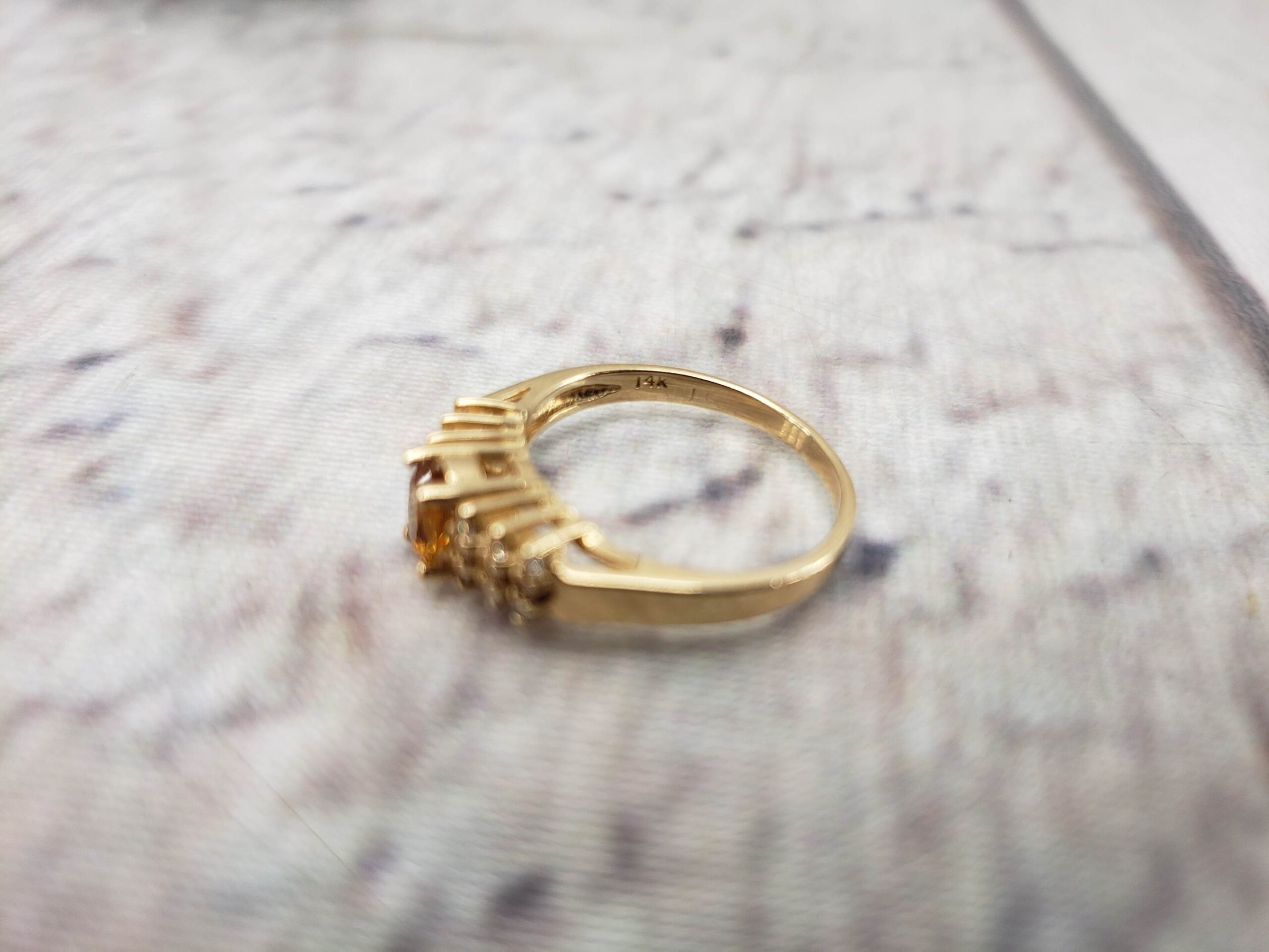 Ring YG Women Sz 6 1.90DWT 14k Yellow Gold, Oval Cut Golden Topaz