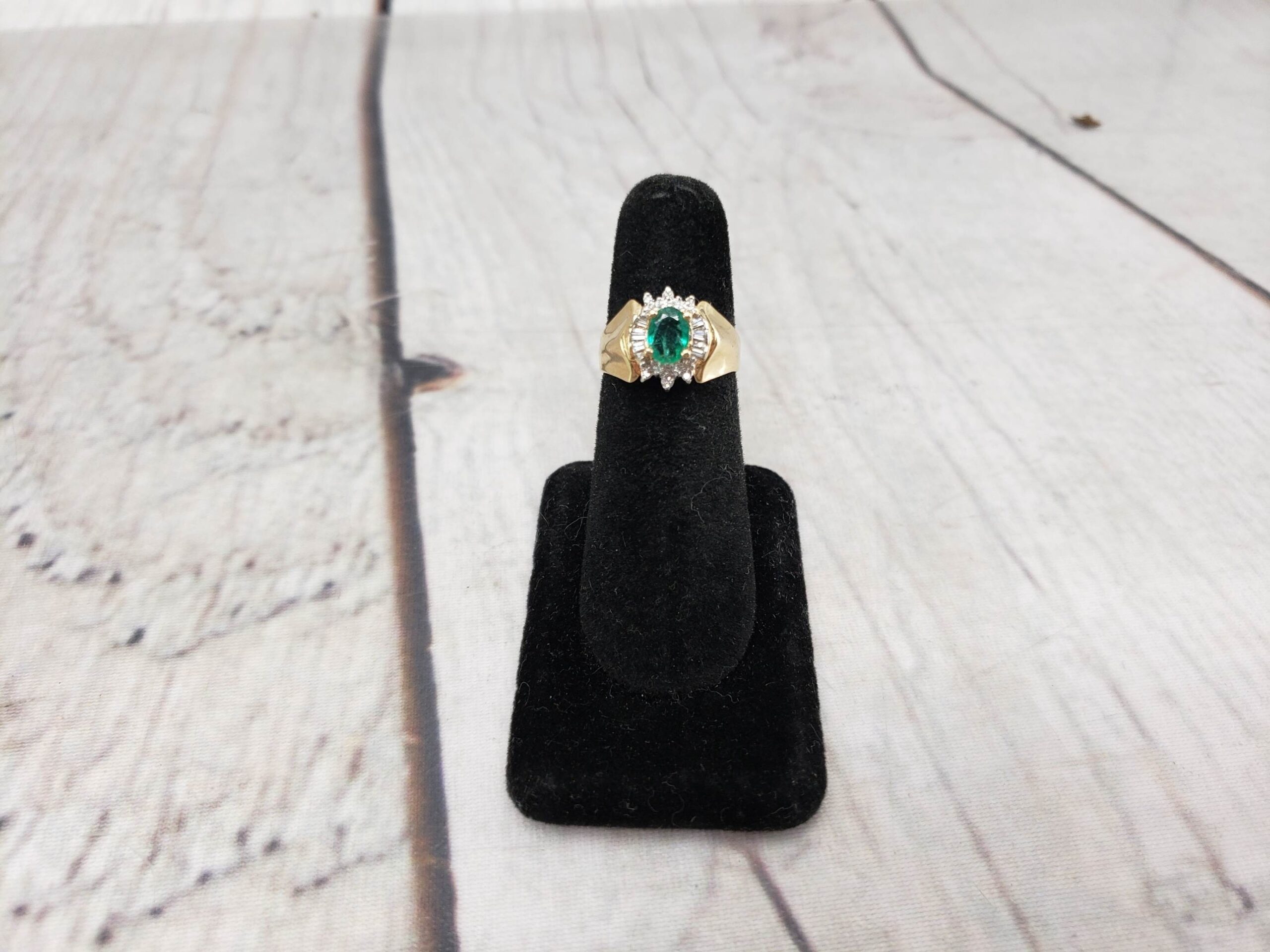 Ring YG Unisex Sz 6.5 2.80DWT 14k Yellow Gold, Oval Cut Emerald Clustered with Diamond Chips and Baguettes