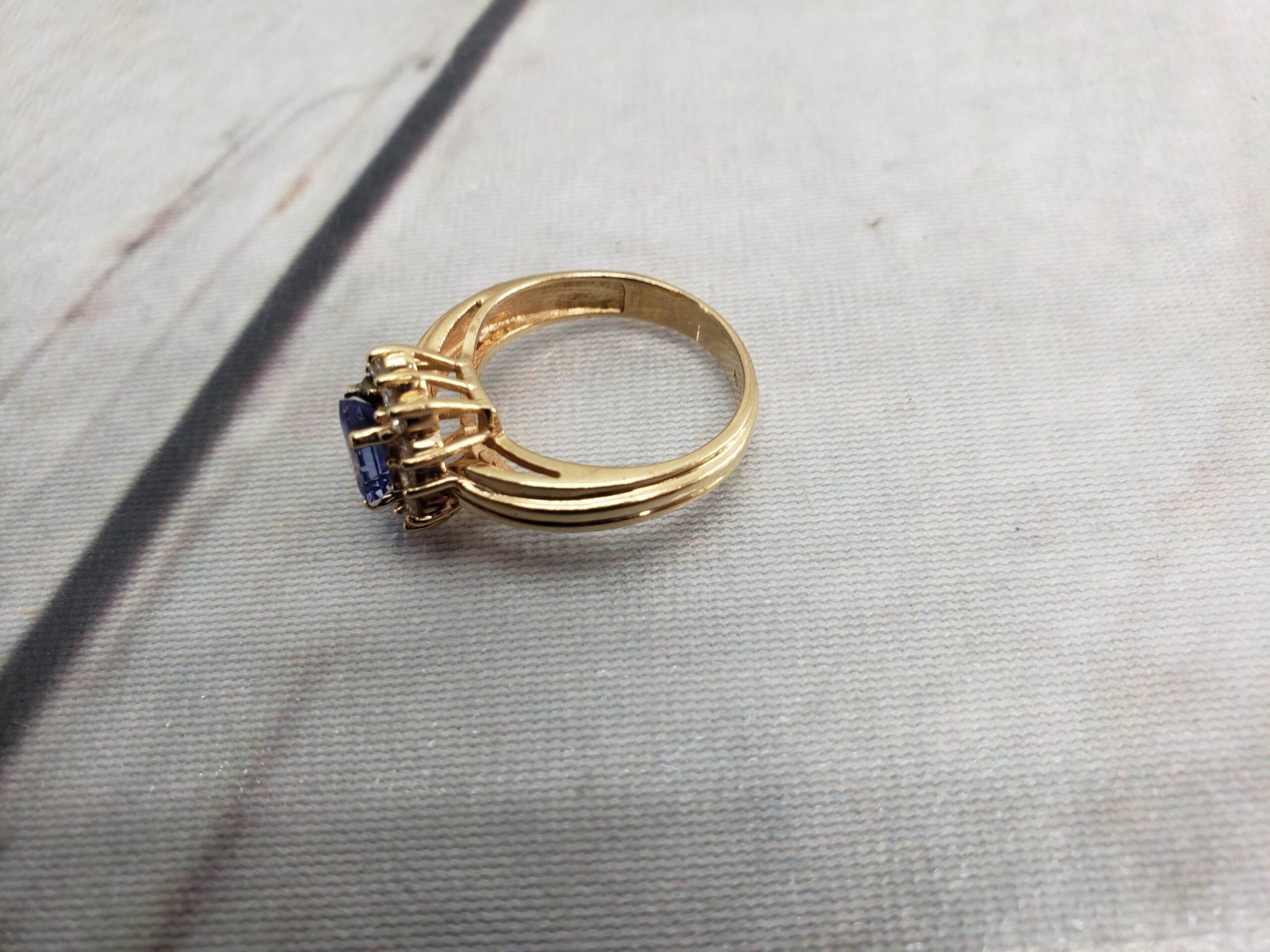 Ring YG Women Sz 6.5 3.07DWT 14k Yellow Gold, Emerald Cut Purple Stone