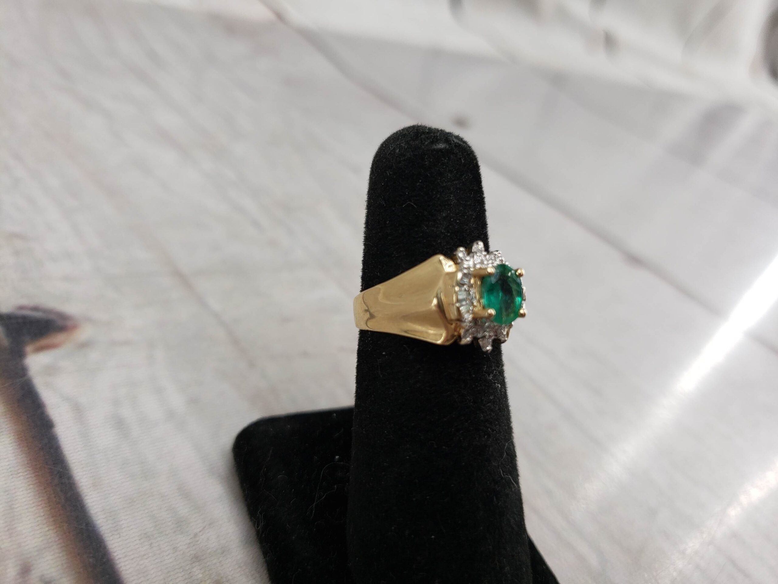 Ring YG Unisex Sz 6.5 2.80DWT 14k Yellow Gold, Oval Cut Emerald Clustered with Diamond Chips and Baguettes