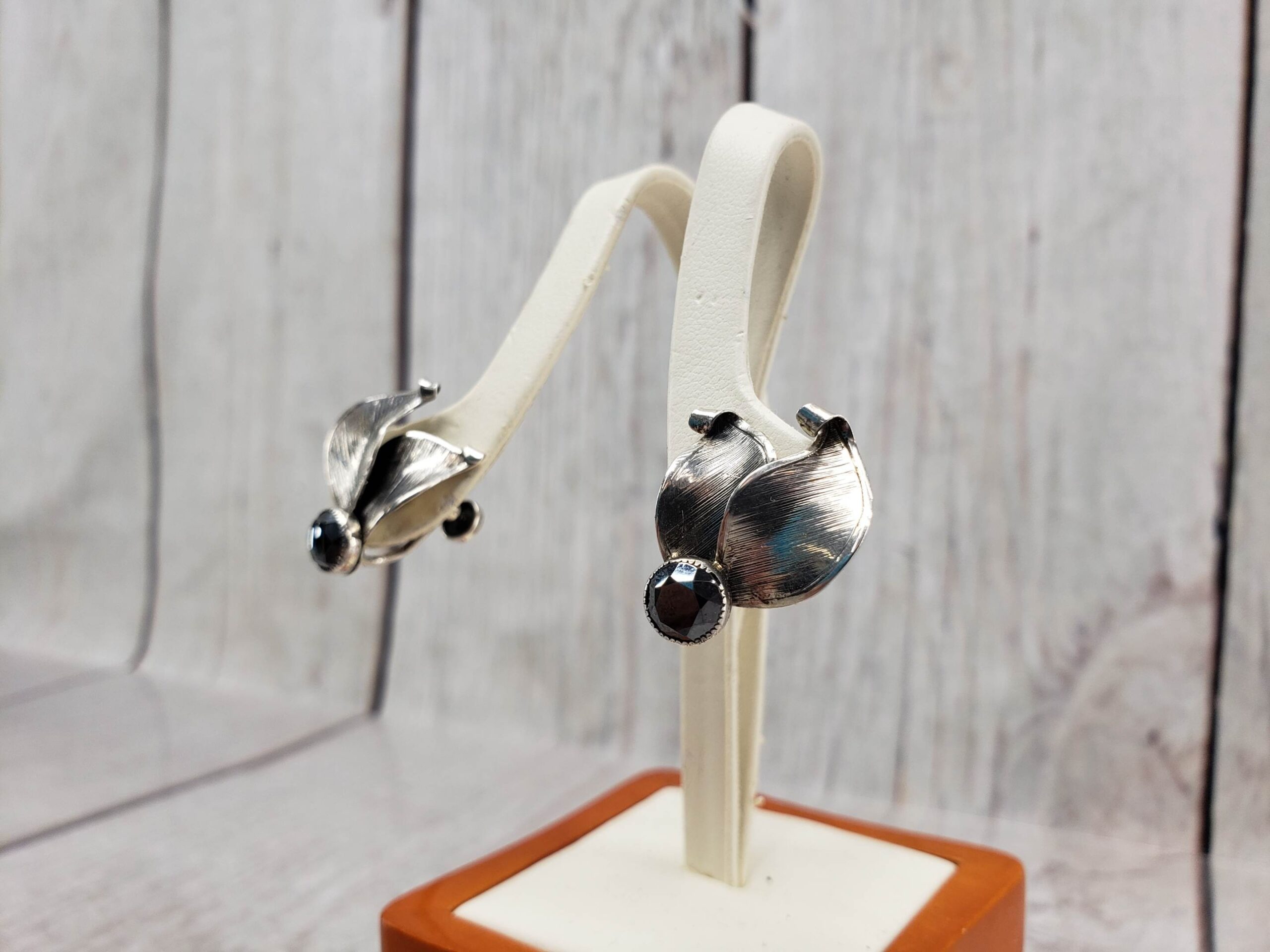 Earrings SS Women Screwback  Clip On 4.5DWT .925 Sterling Silver, Leaves with Black Stones