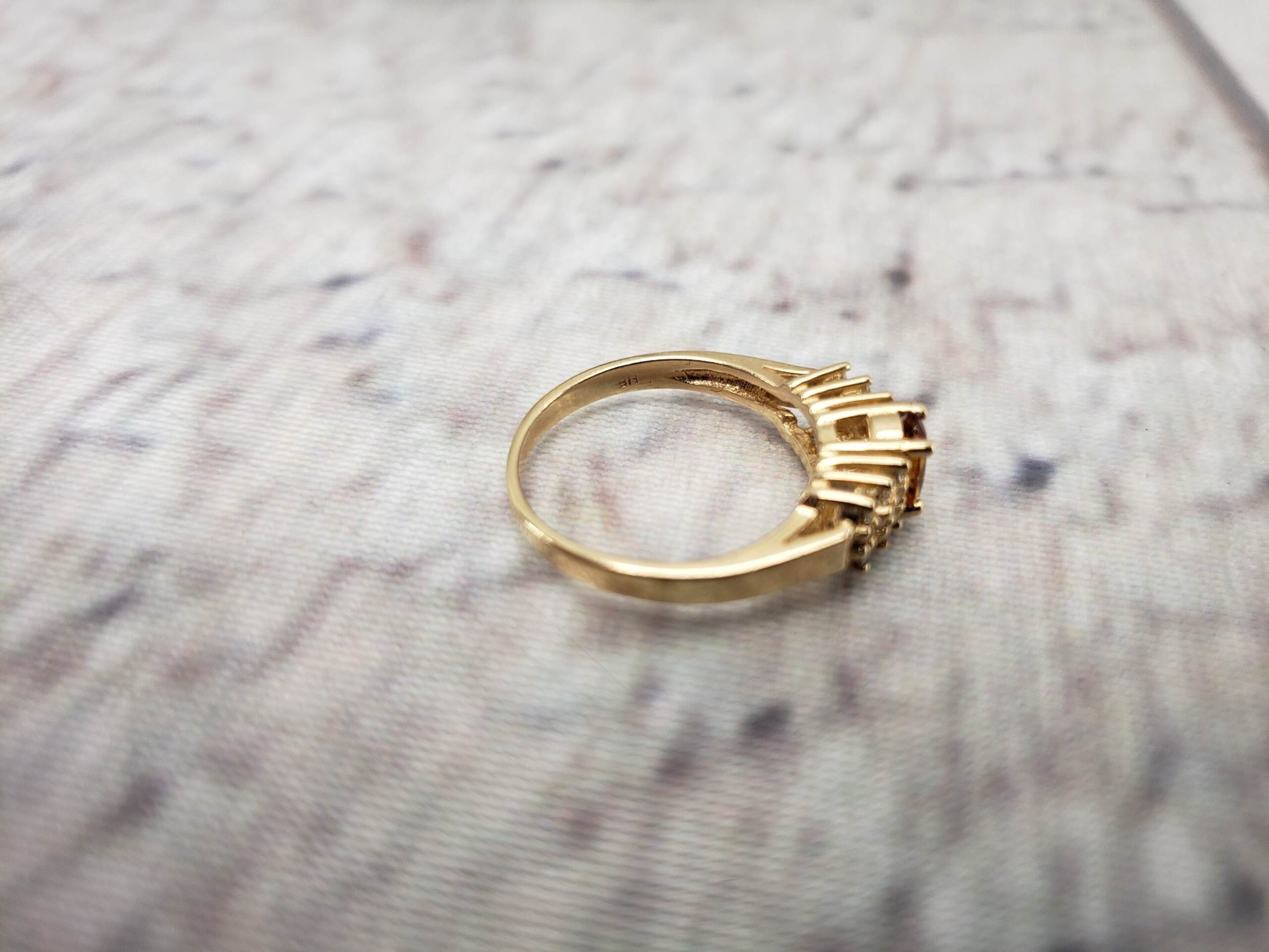 Ring YG Women Sz 6 1.90DWT 14k Yellow Gold, Oval Cut Golden Topaz
