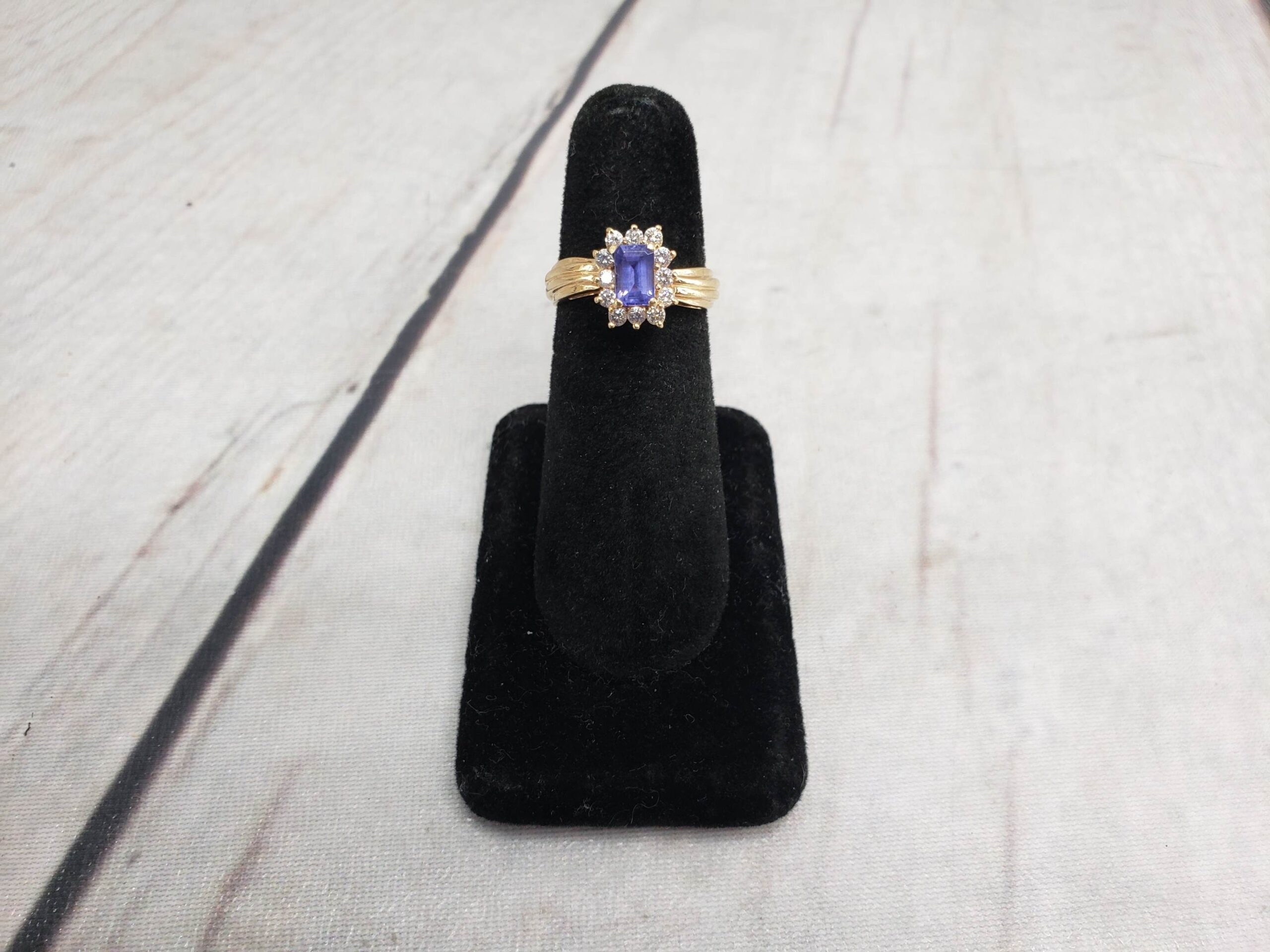 Ring YG Women Sz 6.5 3.07DWT 14k Yellow Gold, Emerald Cut Purple Stone
