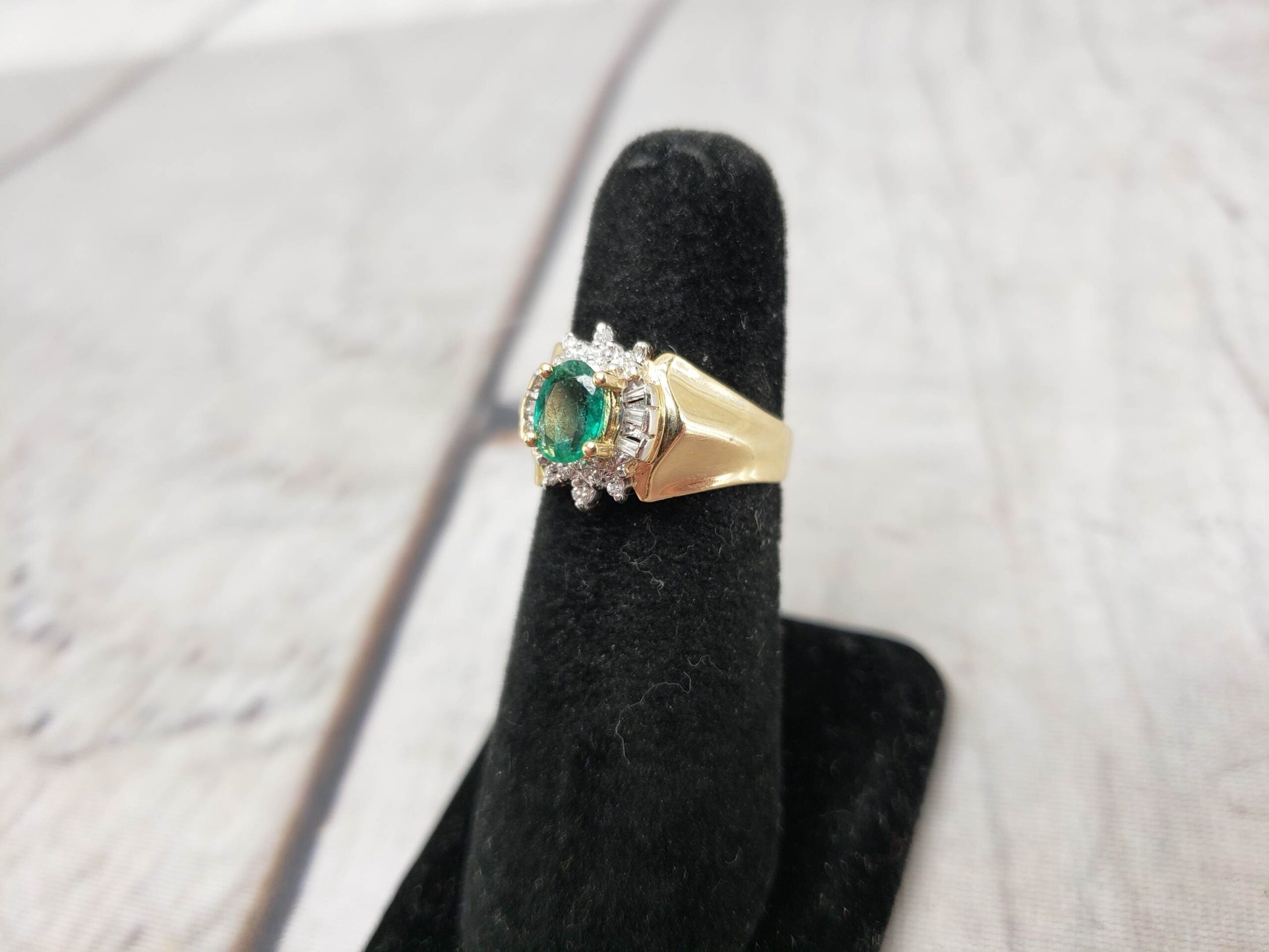 Ring YG Unisex Sz 6.5 2.80DWT 14k Yellow Gold, Oval Cut Emerald Clustered with Diamond Chips and Baguettes