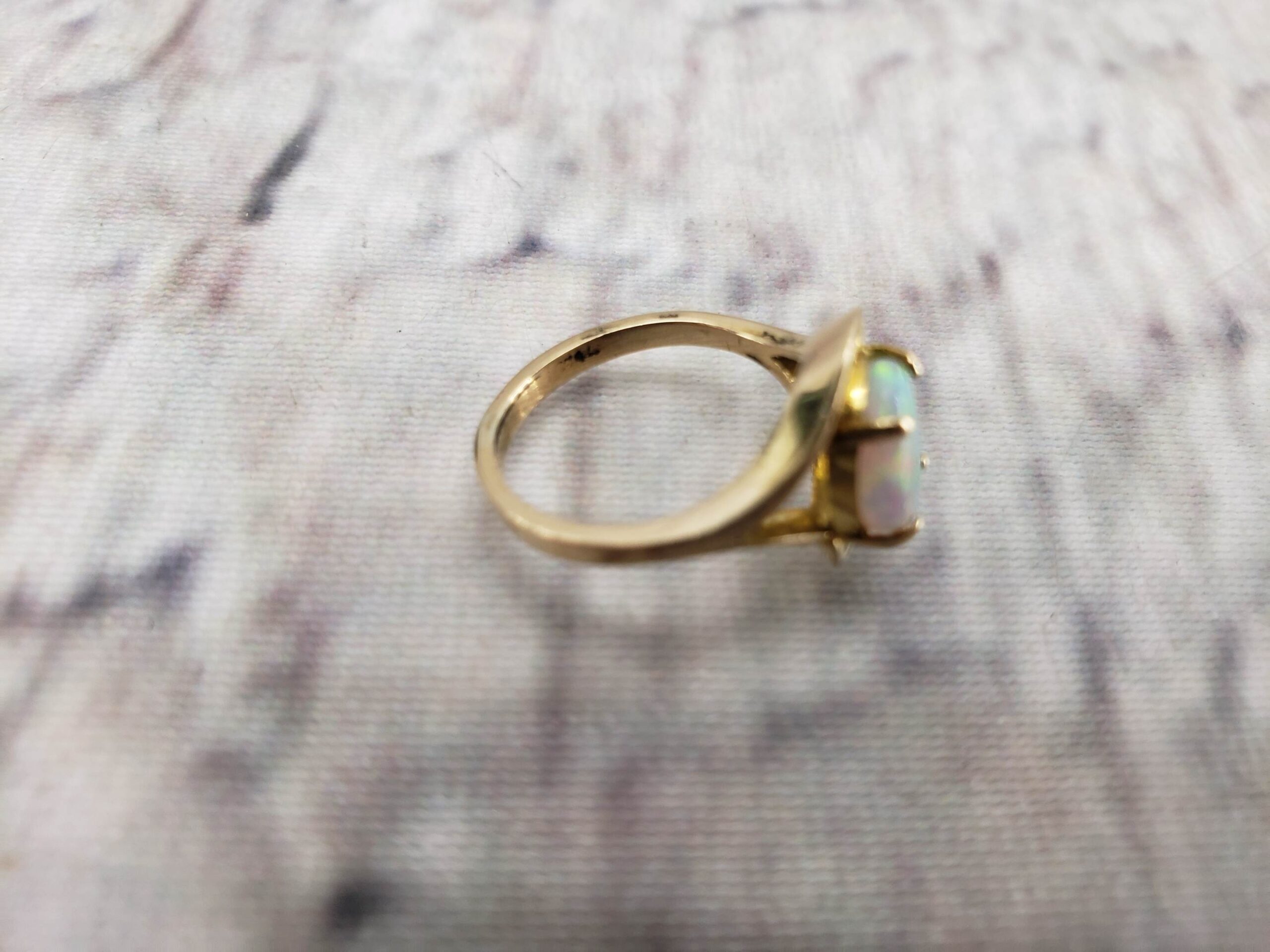 Ring YG Women Sz 4 1.70DWT 14k Yellow Gold, Oval Cut Opal
