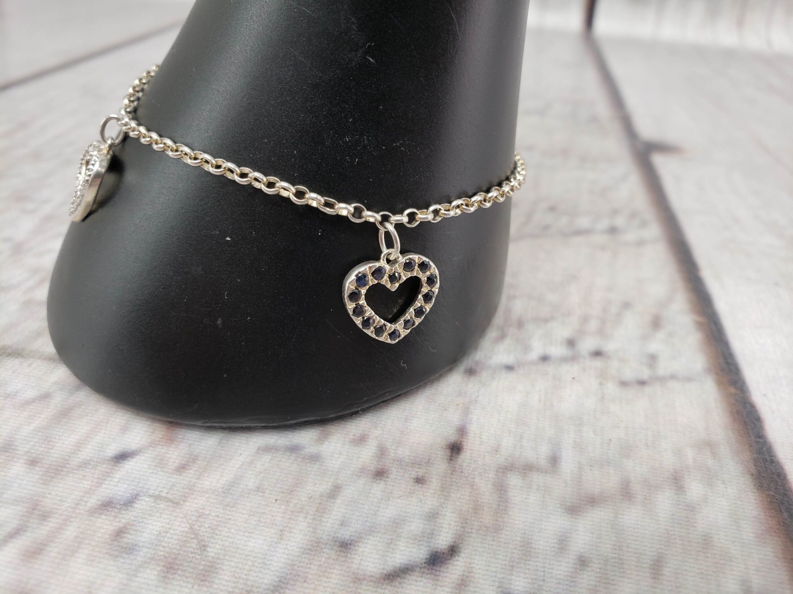 Bracelet SS Women 7″ Cable Chain Charm Bracelet, Heart Charms with Black and Red Stones