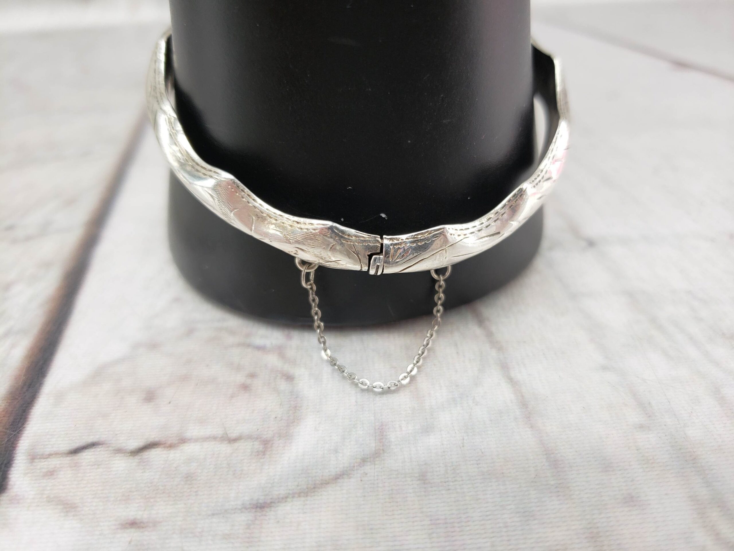 Bracelet SS Women 8″ Vintage Bangle Bracelet Engraved Scalloped Hinged