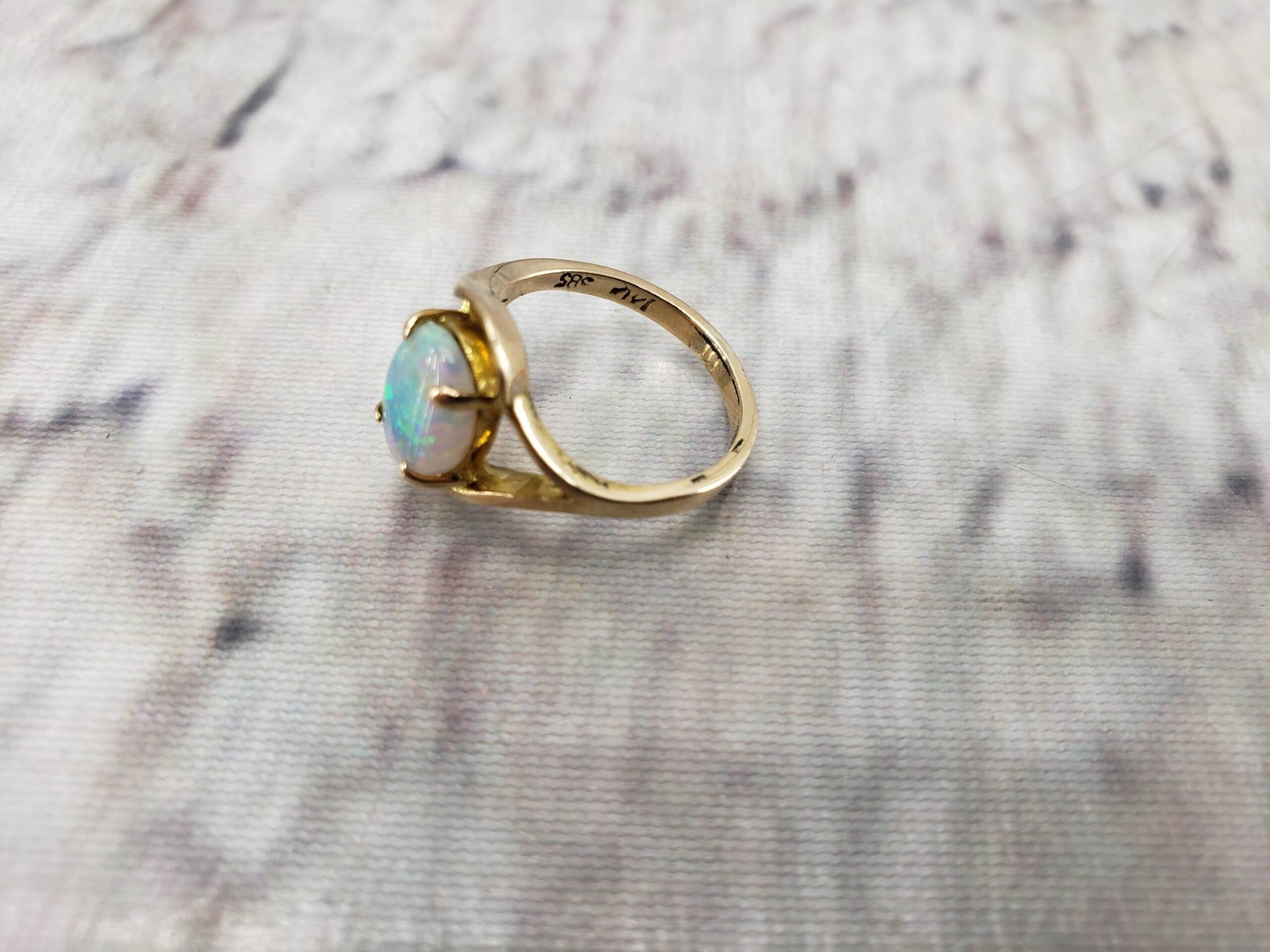 Ring YG Women Sz 4 1.70DWT 14k Yellow Gold, Oval Cut Opal