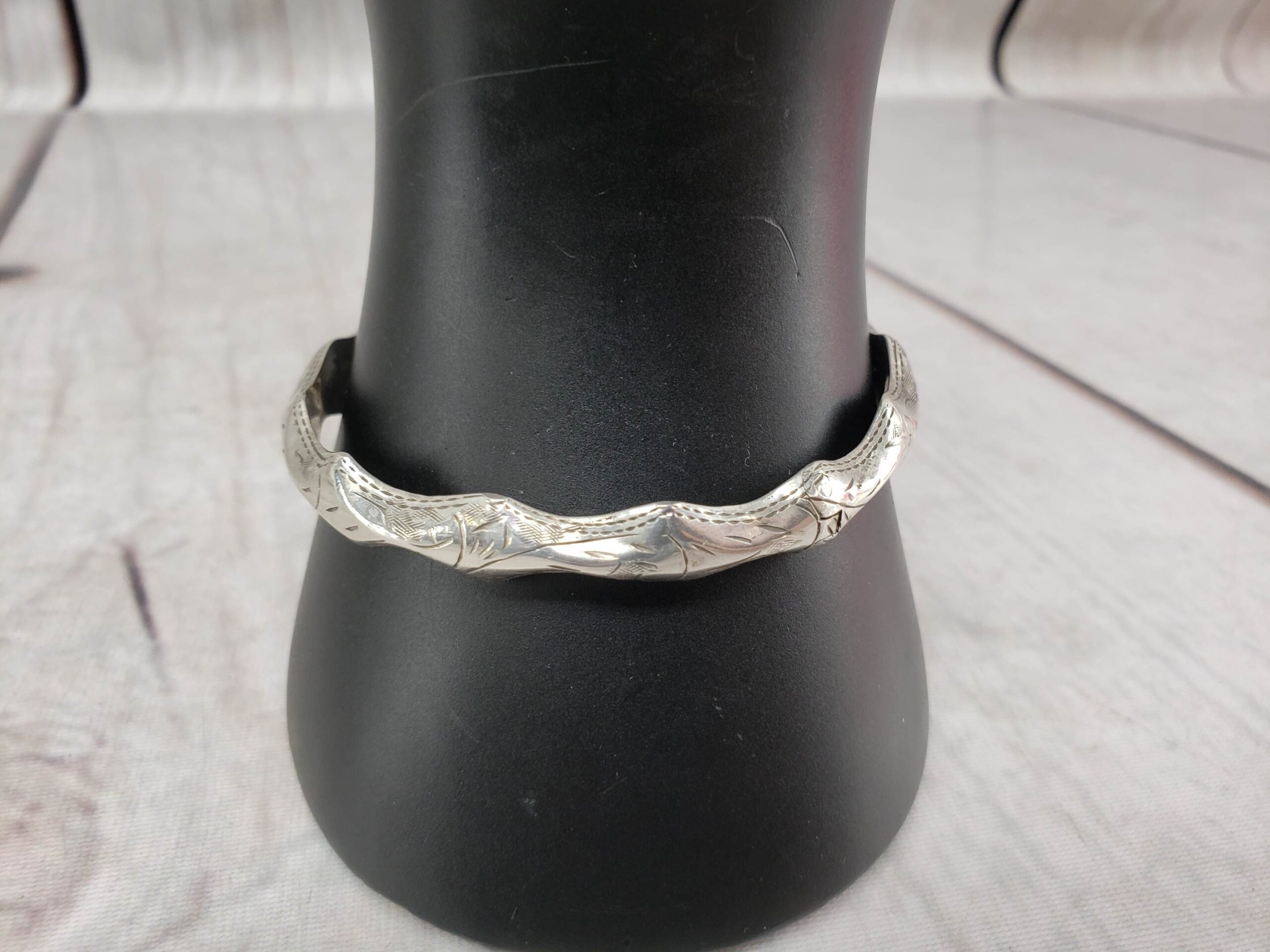 Bracelet SS Women 8″ Vintage Bangle Bracelet Engraved Scalloped Hinged