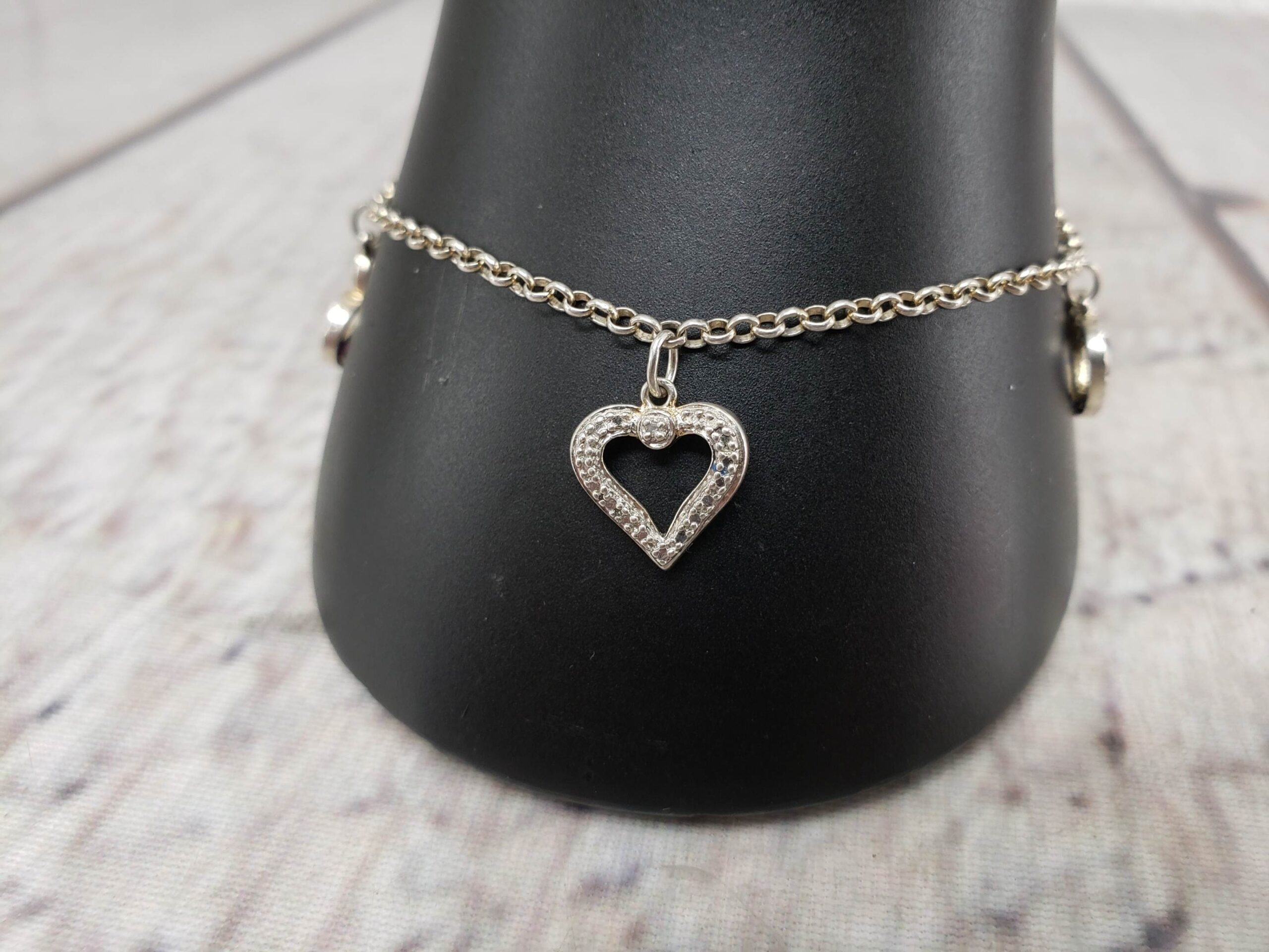 Bracelet SS Women 7″ Cable Chain Charm Bracelet, Heart Charms with Black and Red Stones