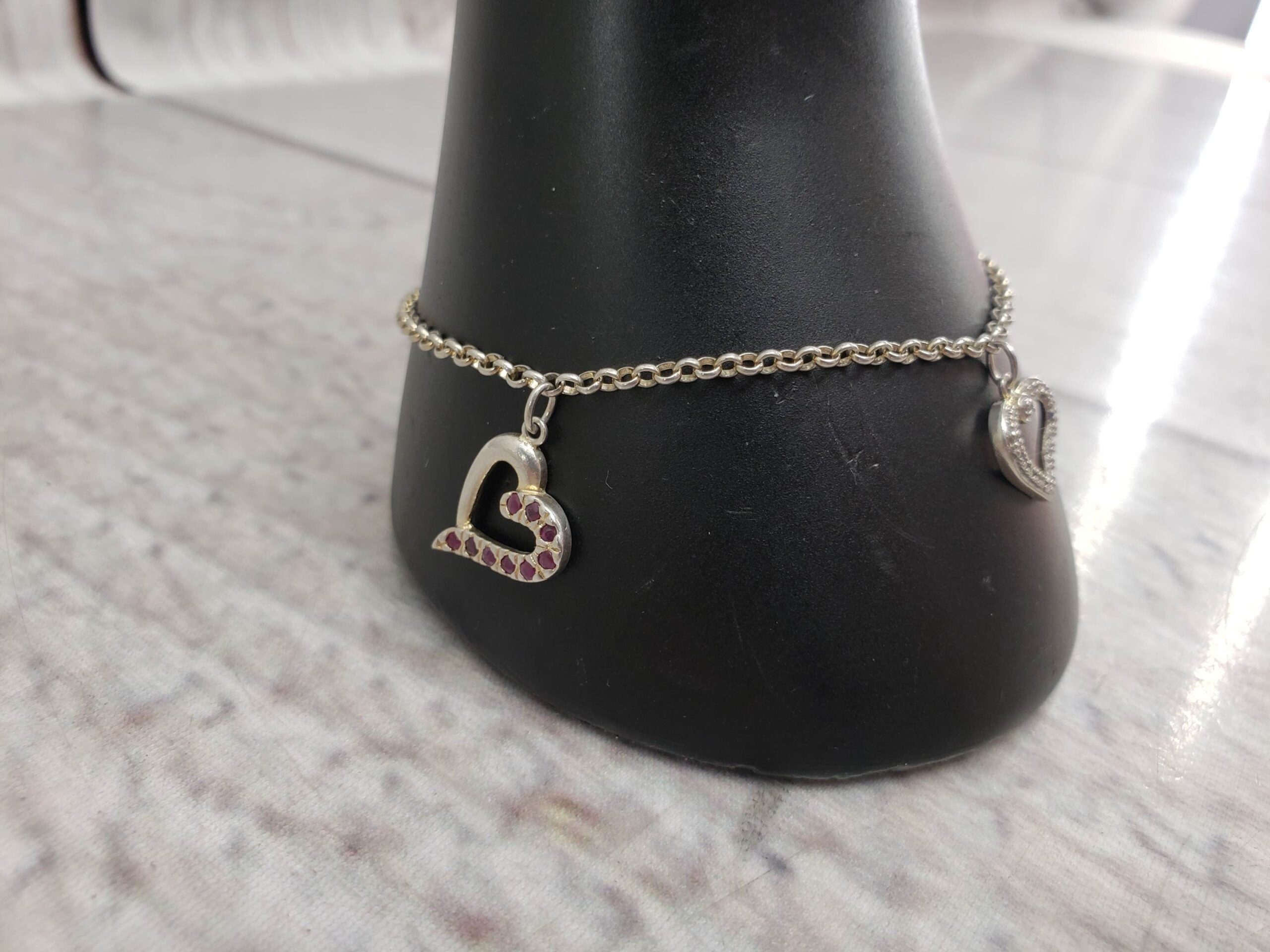 Bracelet SS Women 7″ Cable Chain Charm Bracelet, Heart Charms with Black and Red Stones