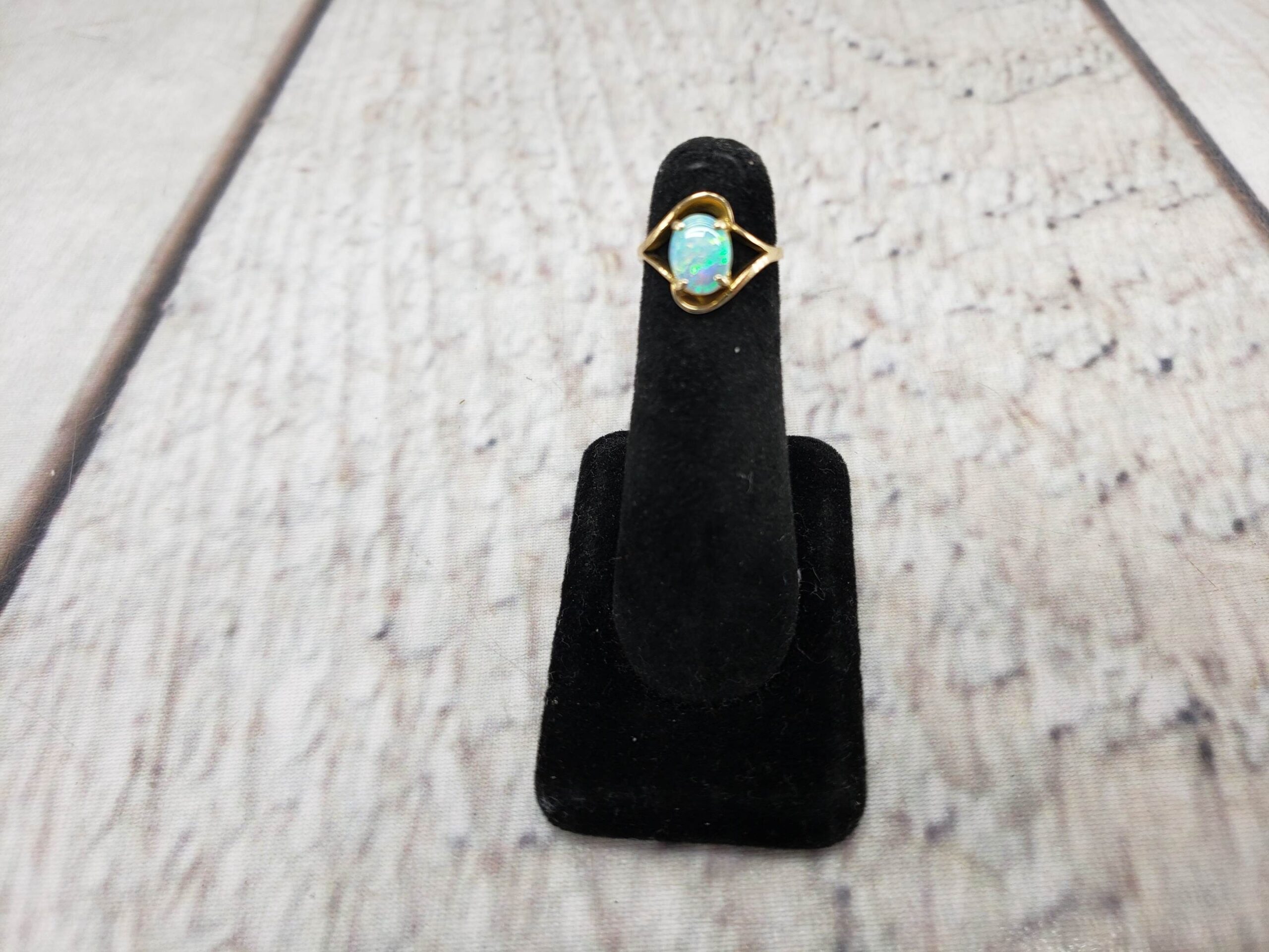 Ring YG Women Sz 4 1.70DWT 14k Yellow Gold, Oval Cut Opal