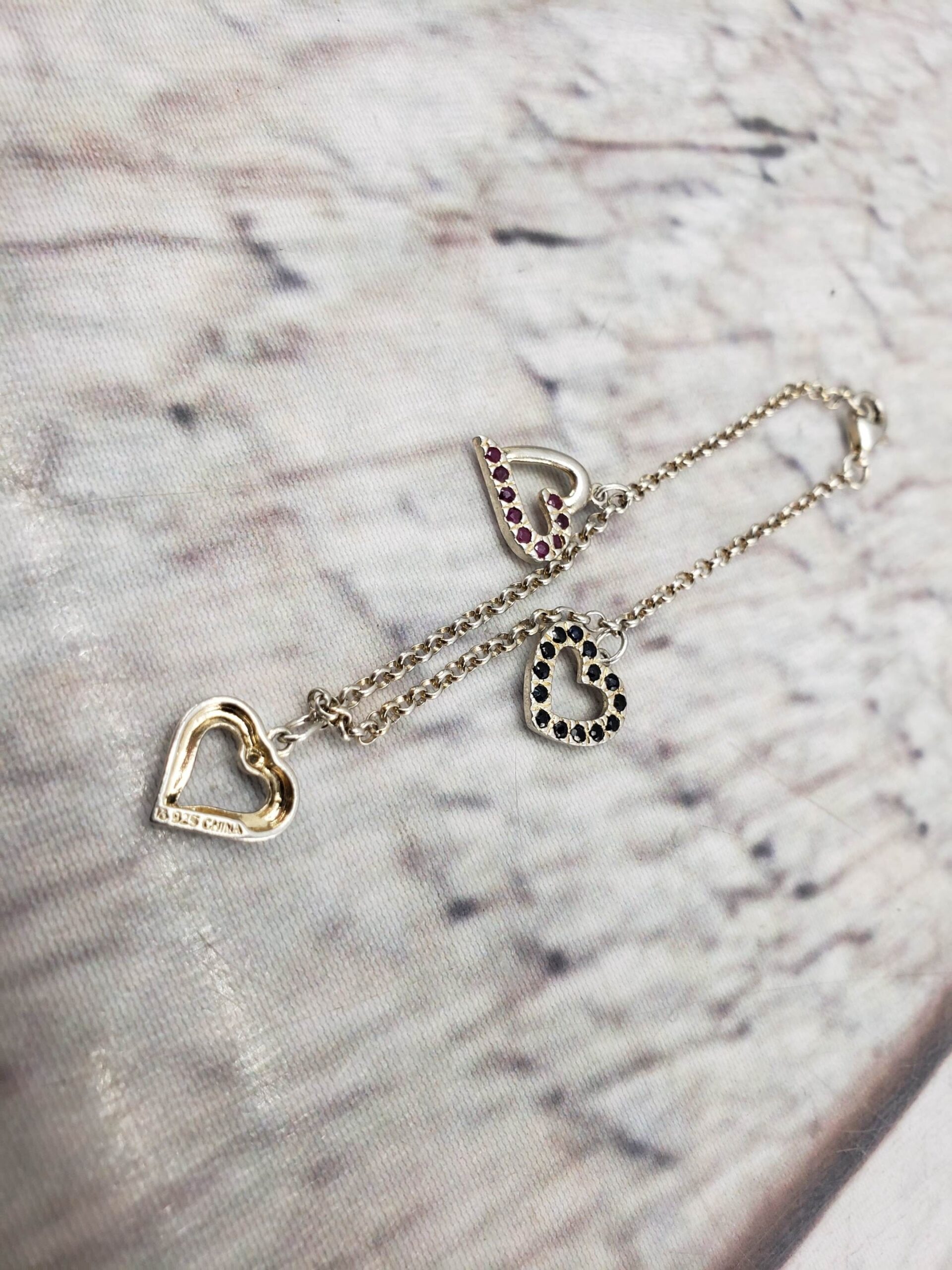 Bracelet SS Women 7″ Cable Chain Charm Bracelet, Heart Charms with Black and Red Stones