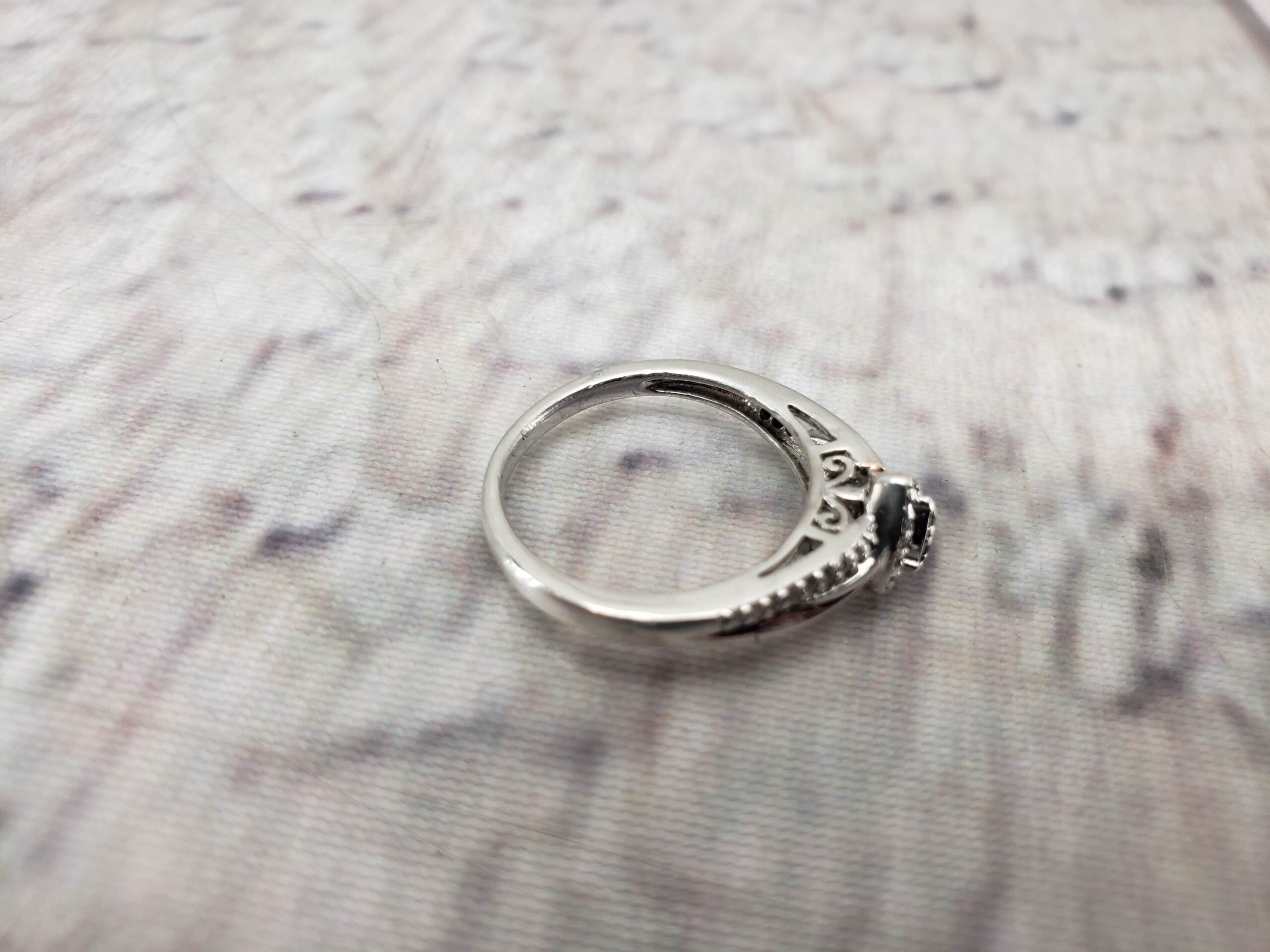 Ring SS Women Sz 6.75 1.70DWT .925 Sterling Silver, Diamond Chips in a Heart Setting